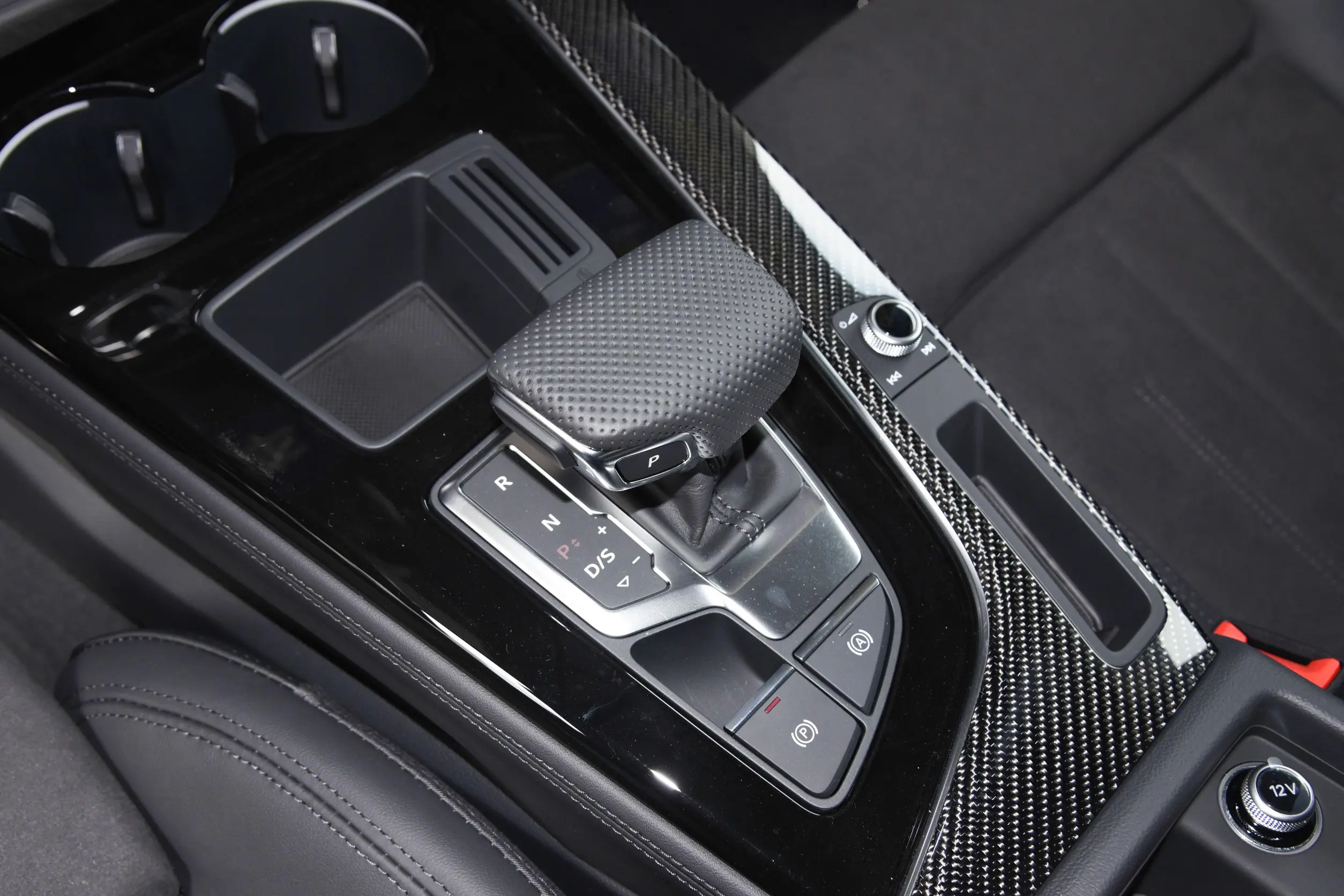 Audi A4L 2024 interior-3