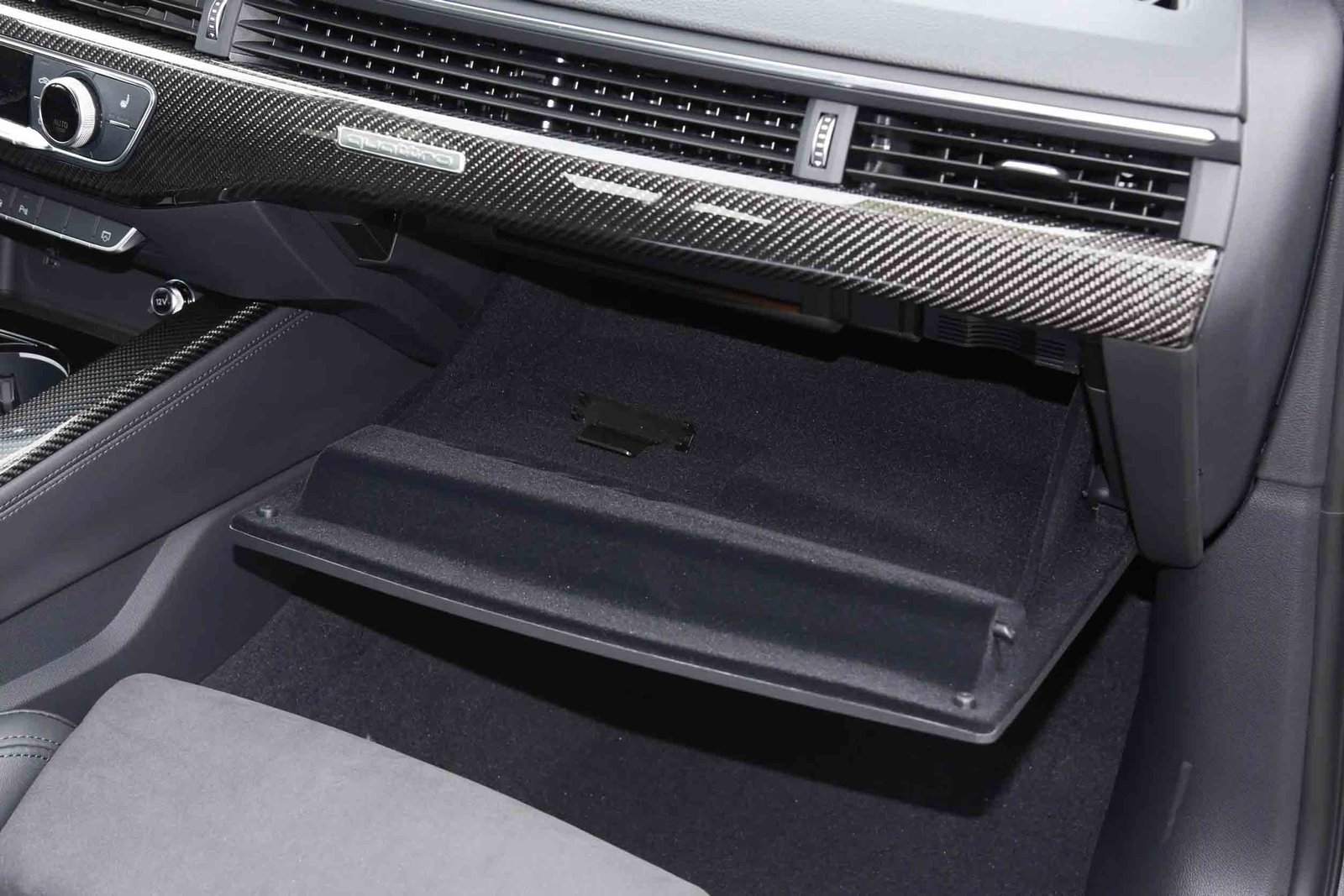 Audi A4L 2024 interior-4