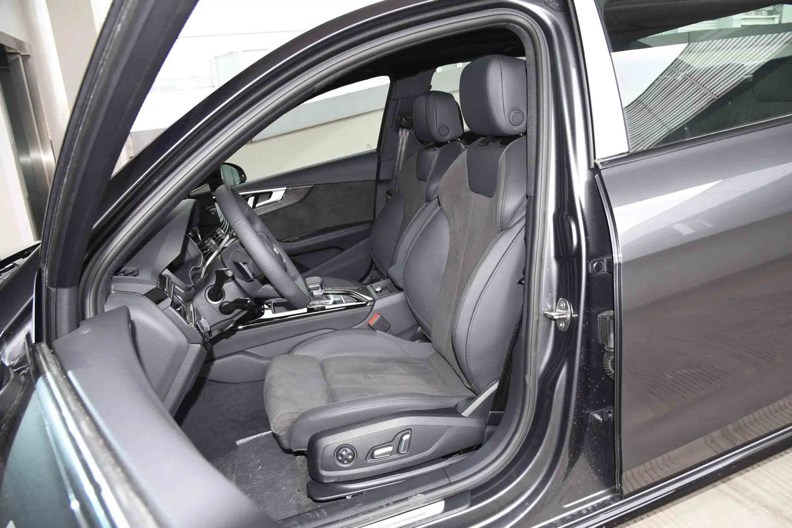 Audi A4L 2024 space-1