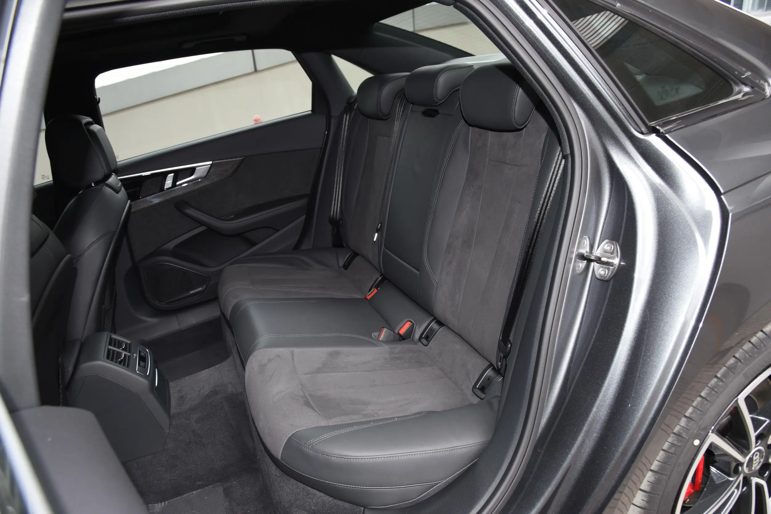 Audi A4L 2024 space-2