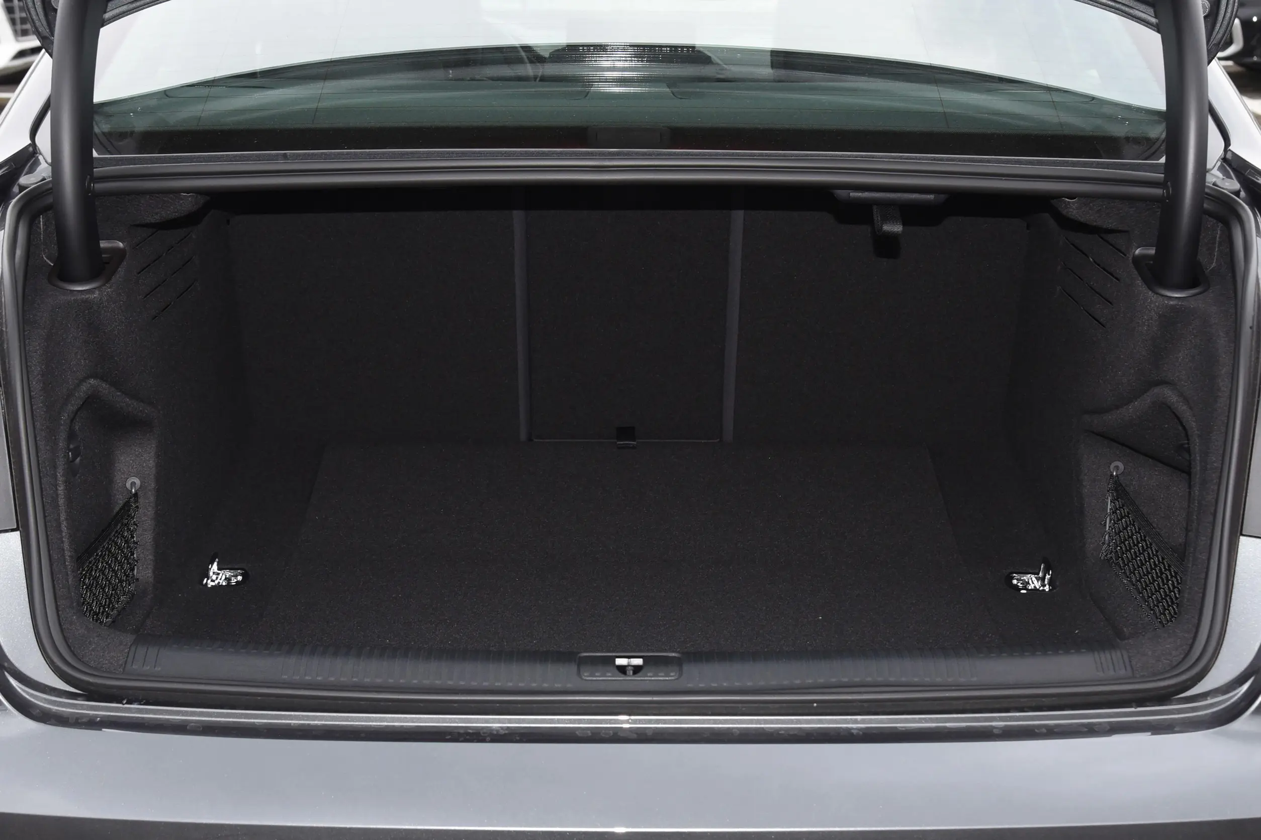 Audi A4L 2024 space-4