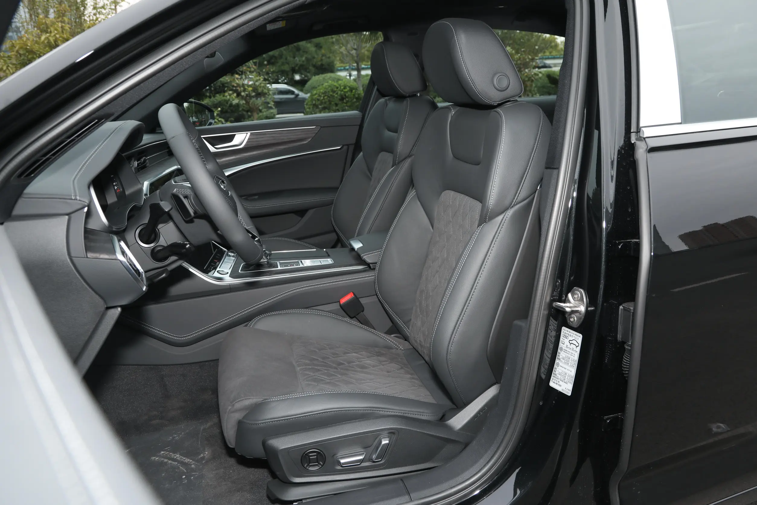 Audi A6L 2024 space-1