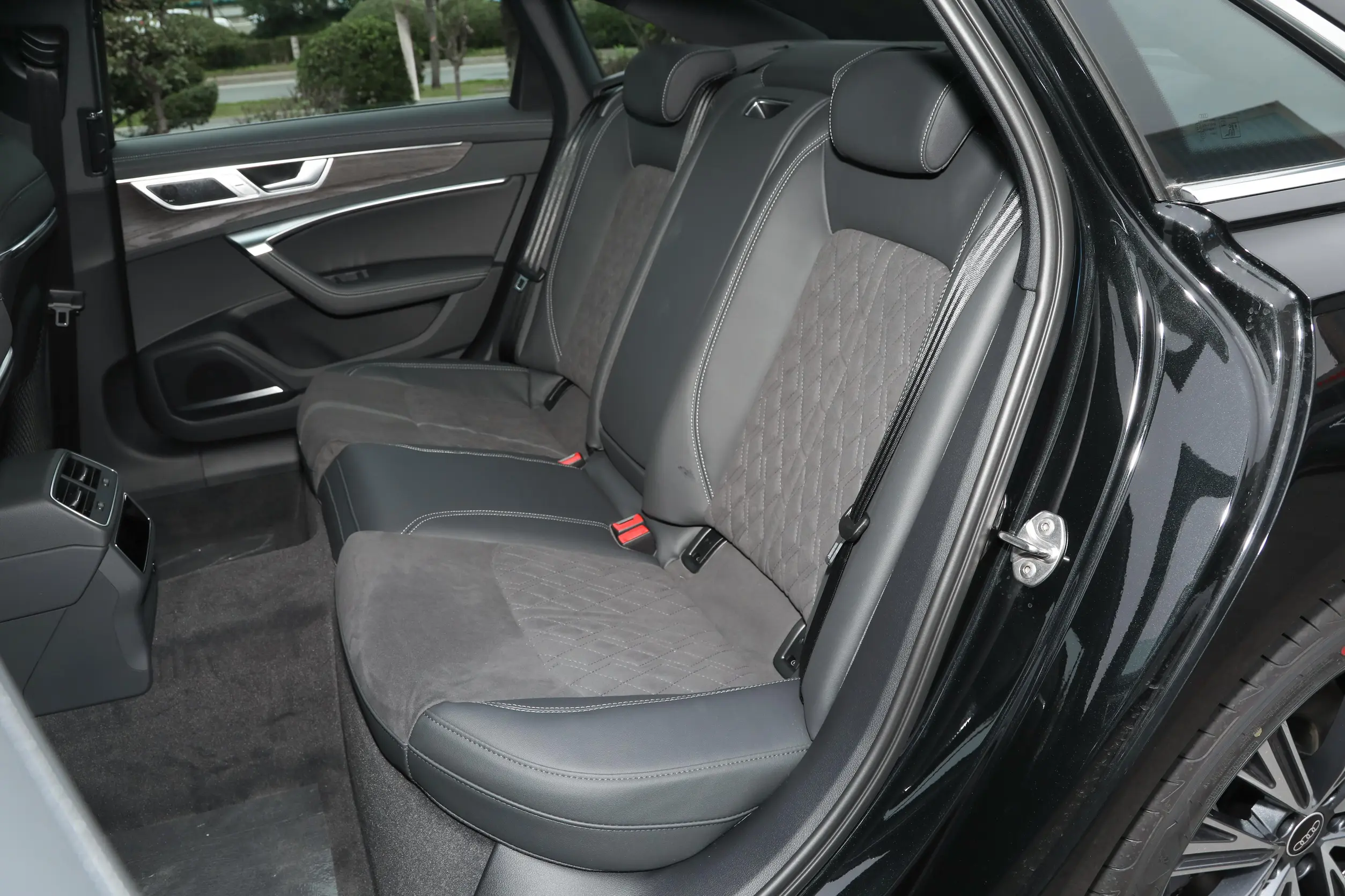 Audi A6L 2024 space-2