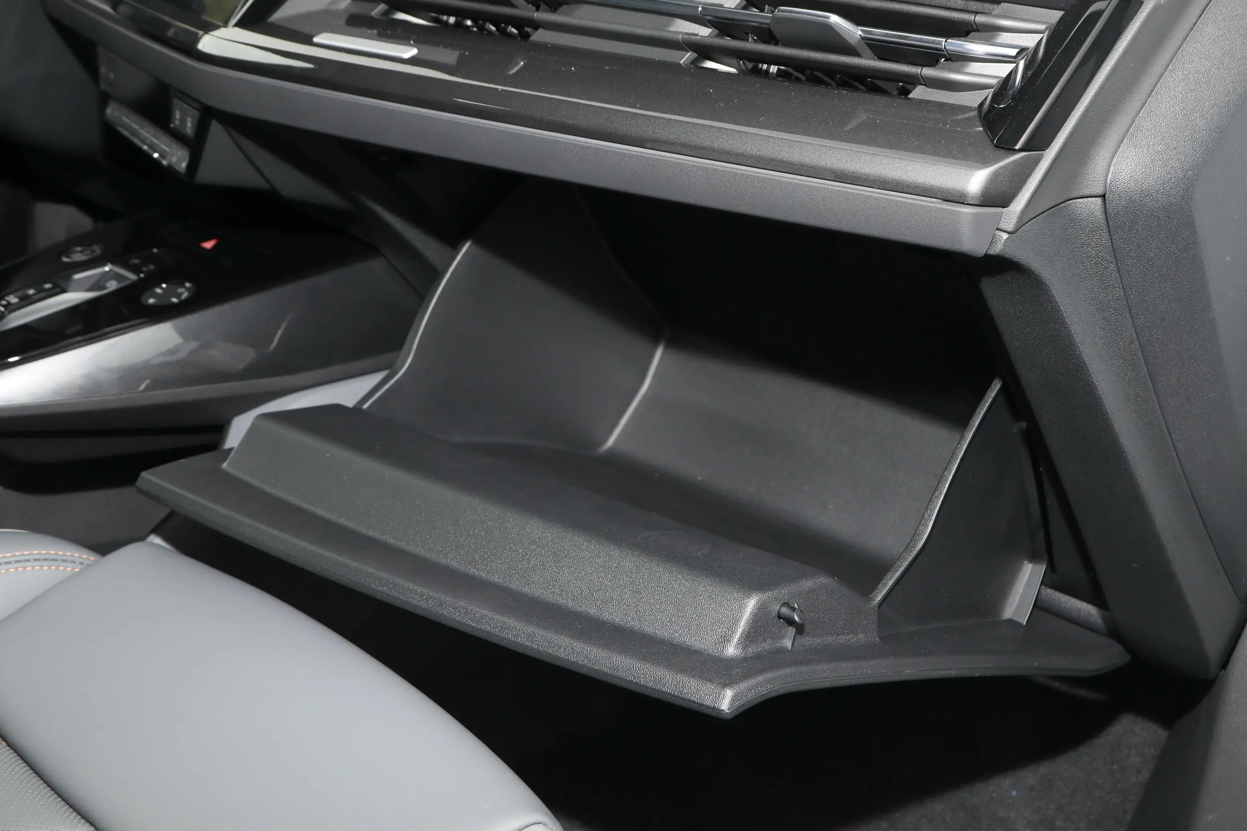 Audi Q4 e-tron 2024 interior-3