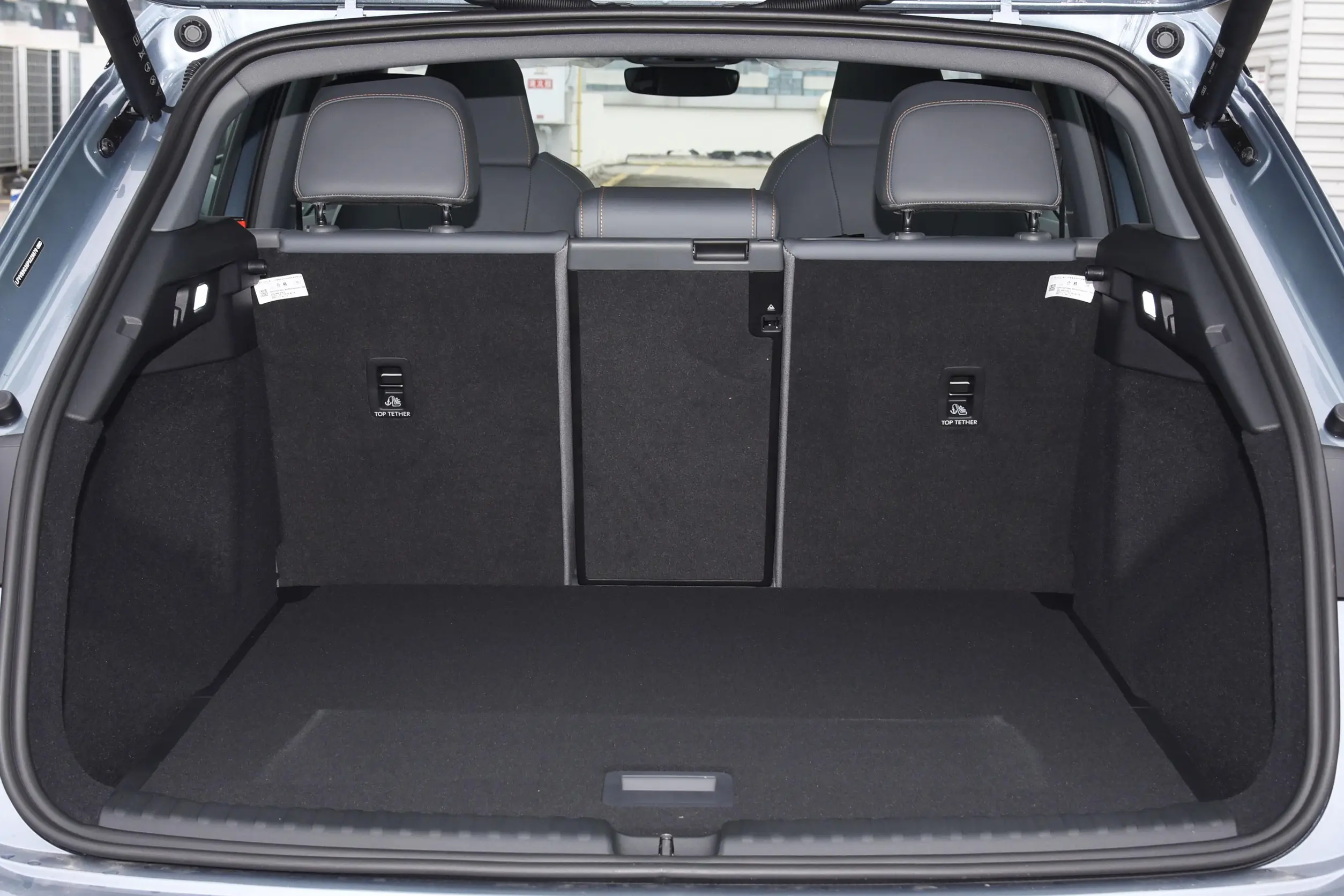 Audi Q4 e-tron 2024 space-4