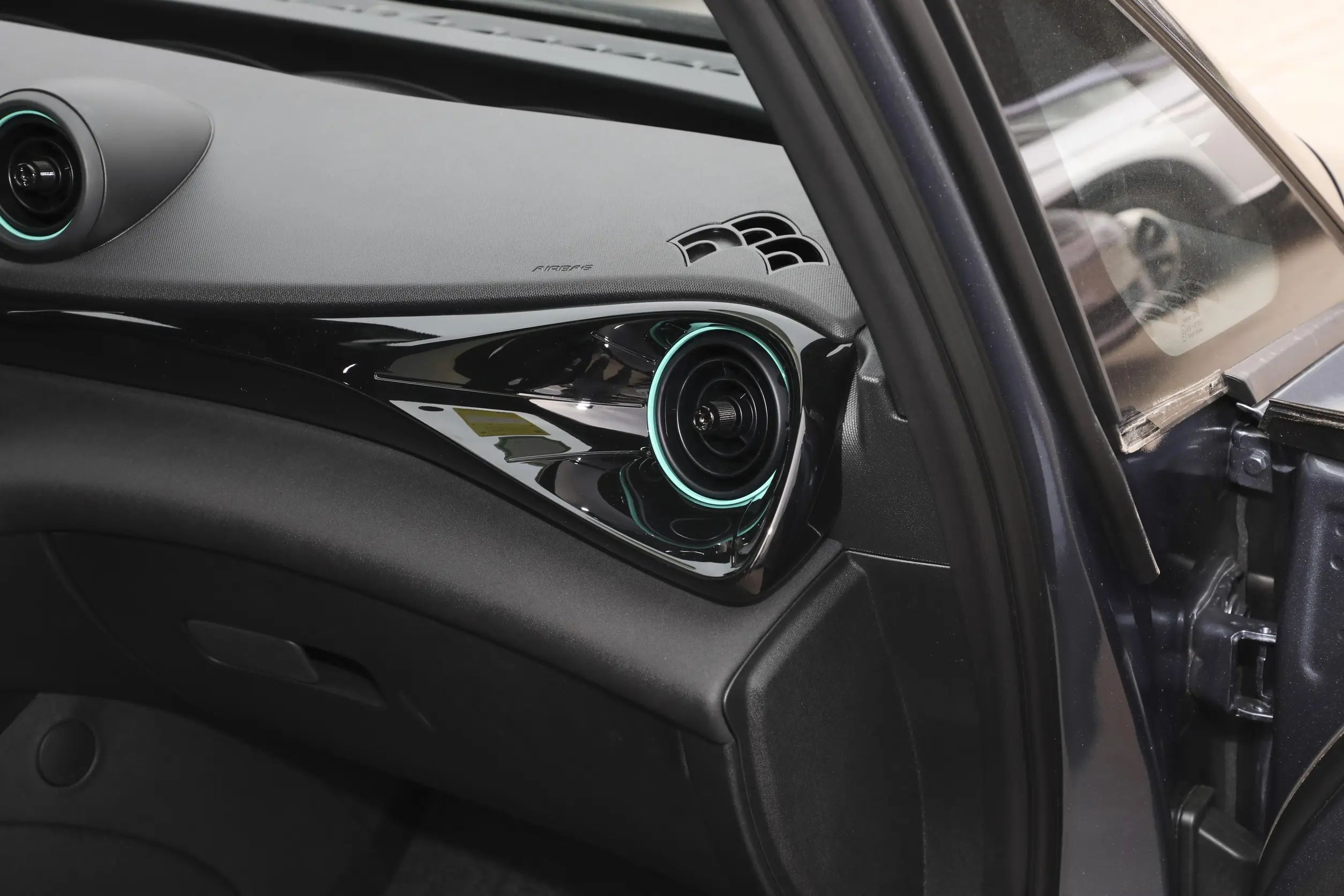 BYD Dolphin 2023 interior-4