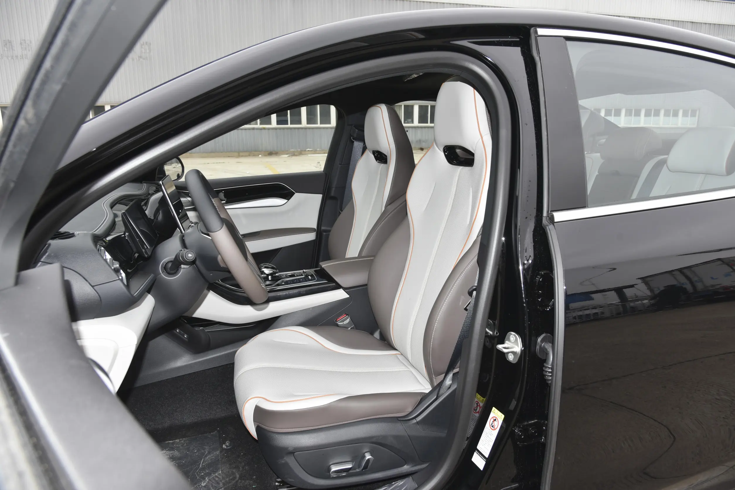 BYD Qin PLUS DM-i 2023 space-1