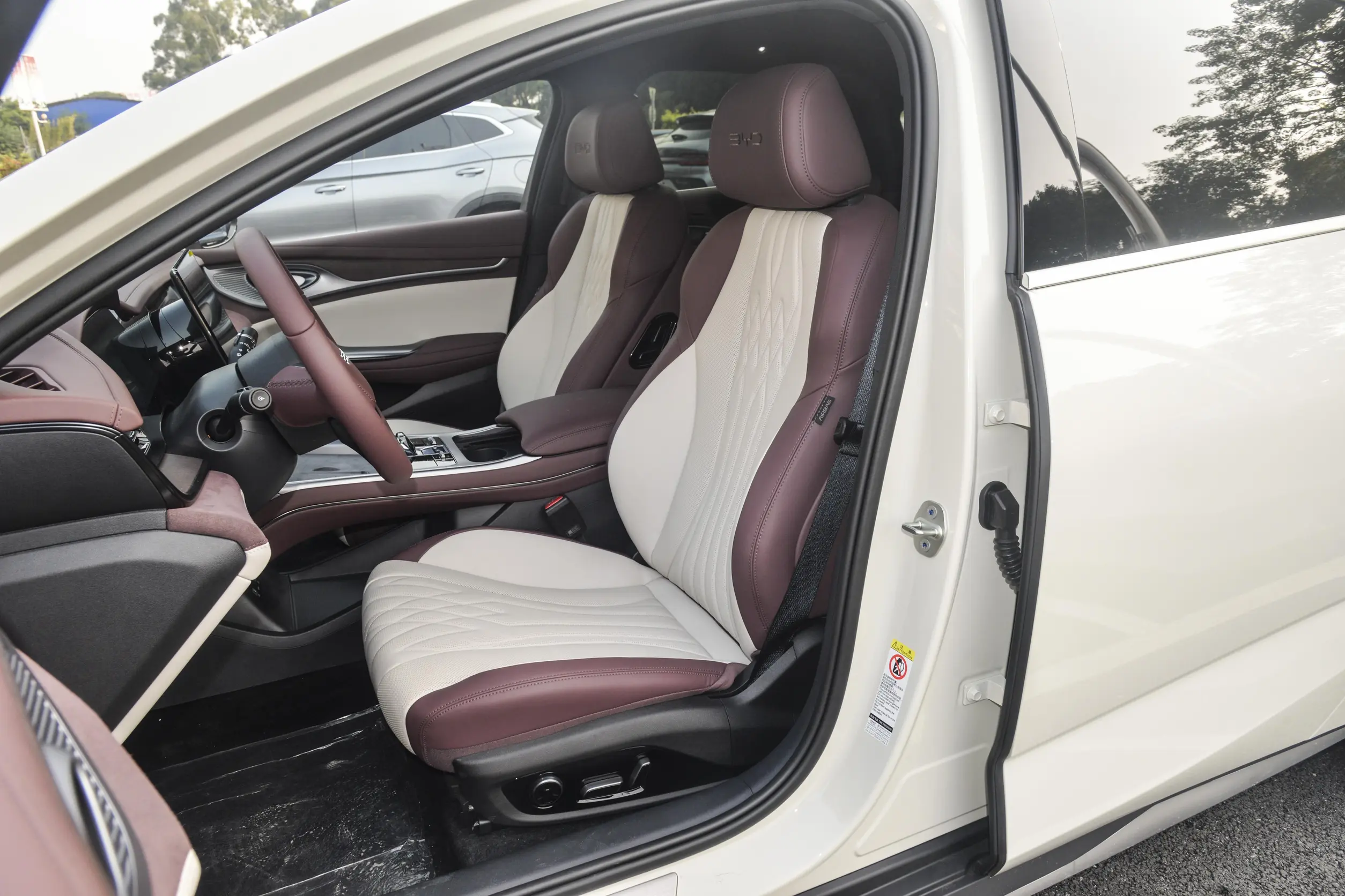 BYD Seal DM-i 2023 hybrid space-1