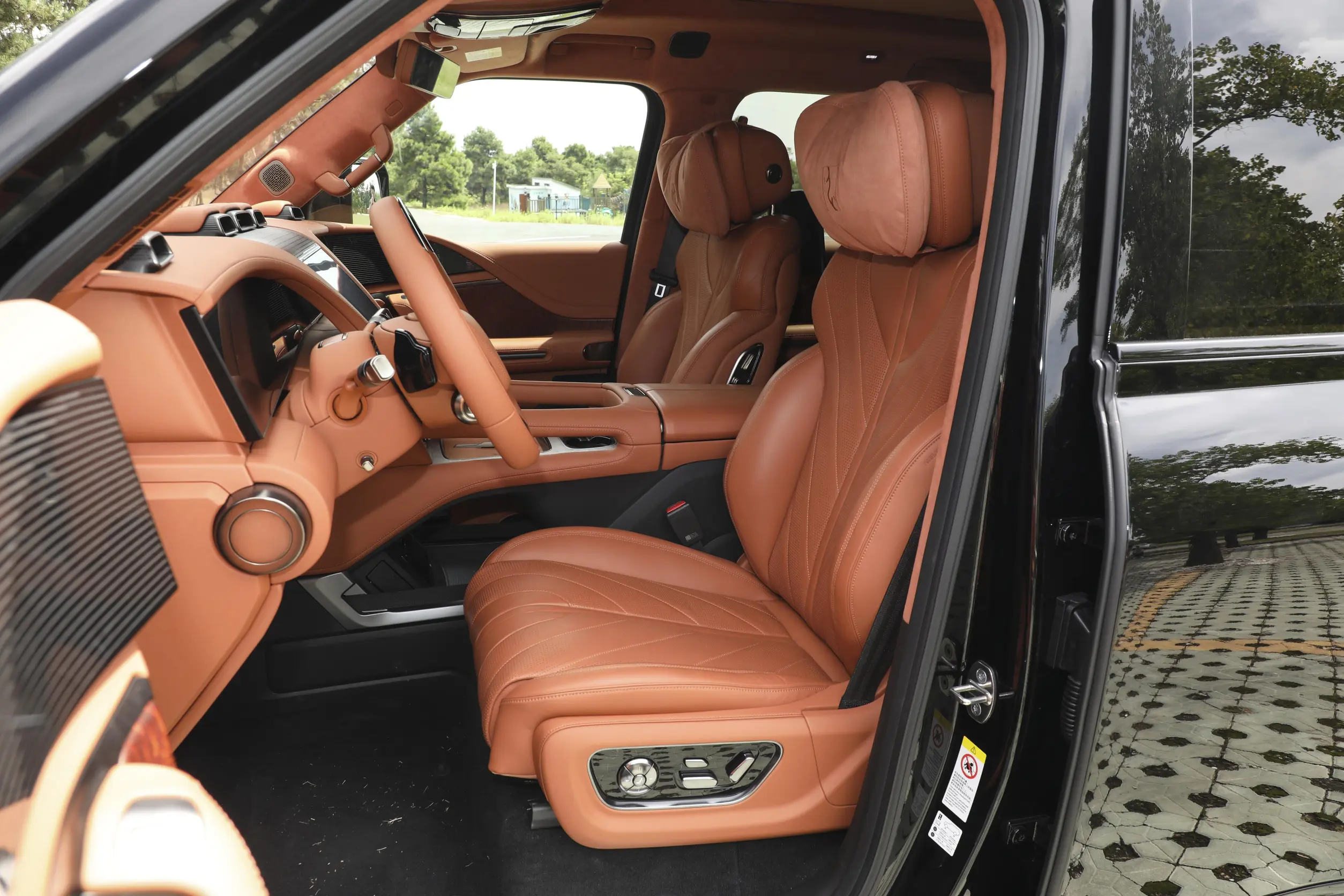 BYD Yangwang U8 2023 space-1