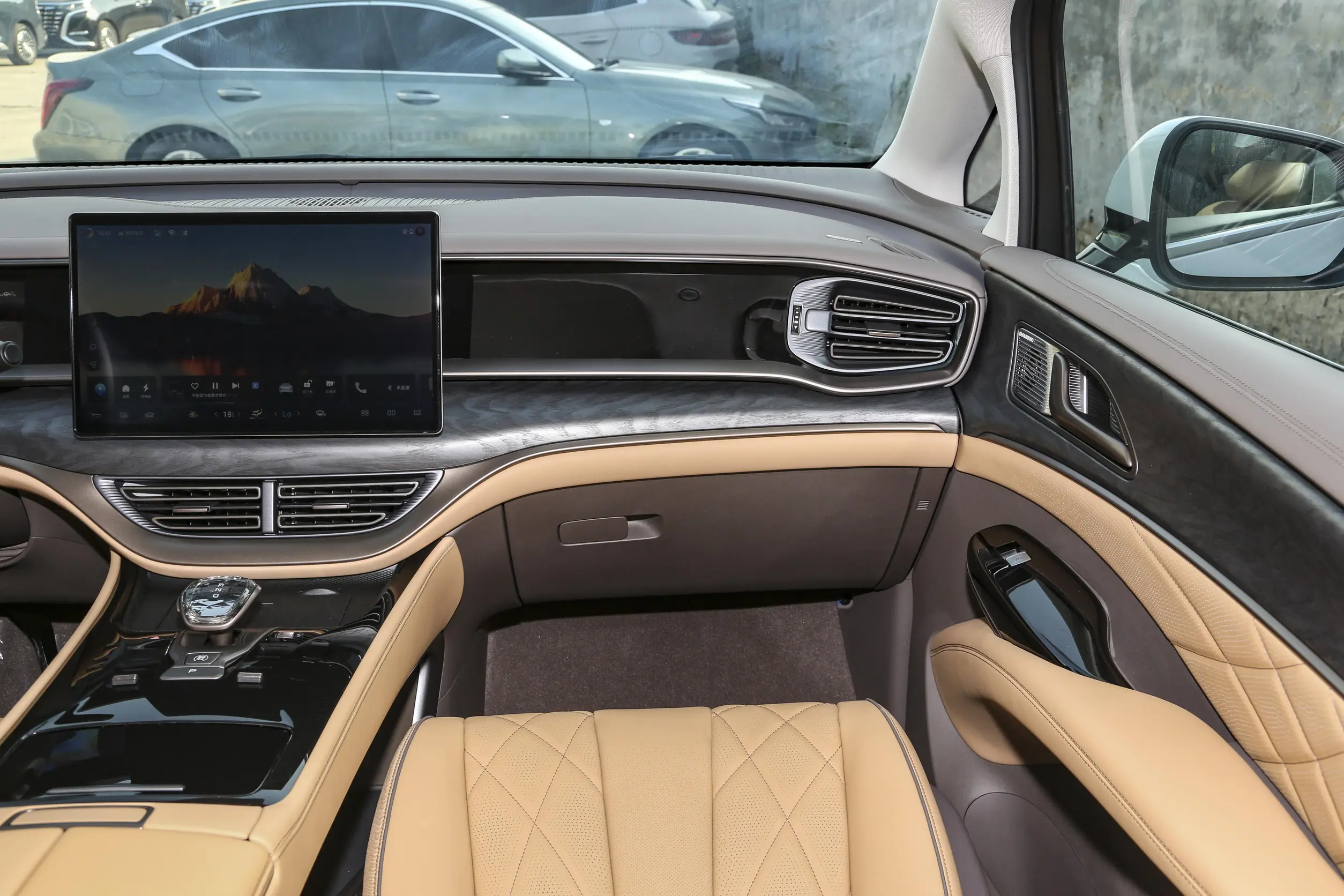 Denza D9 DM-i 2023 interior-4