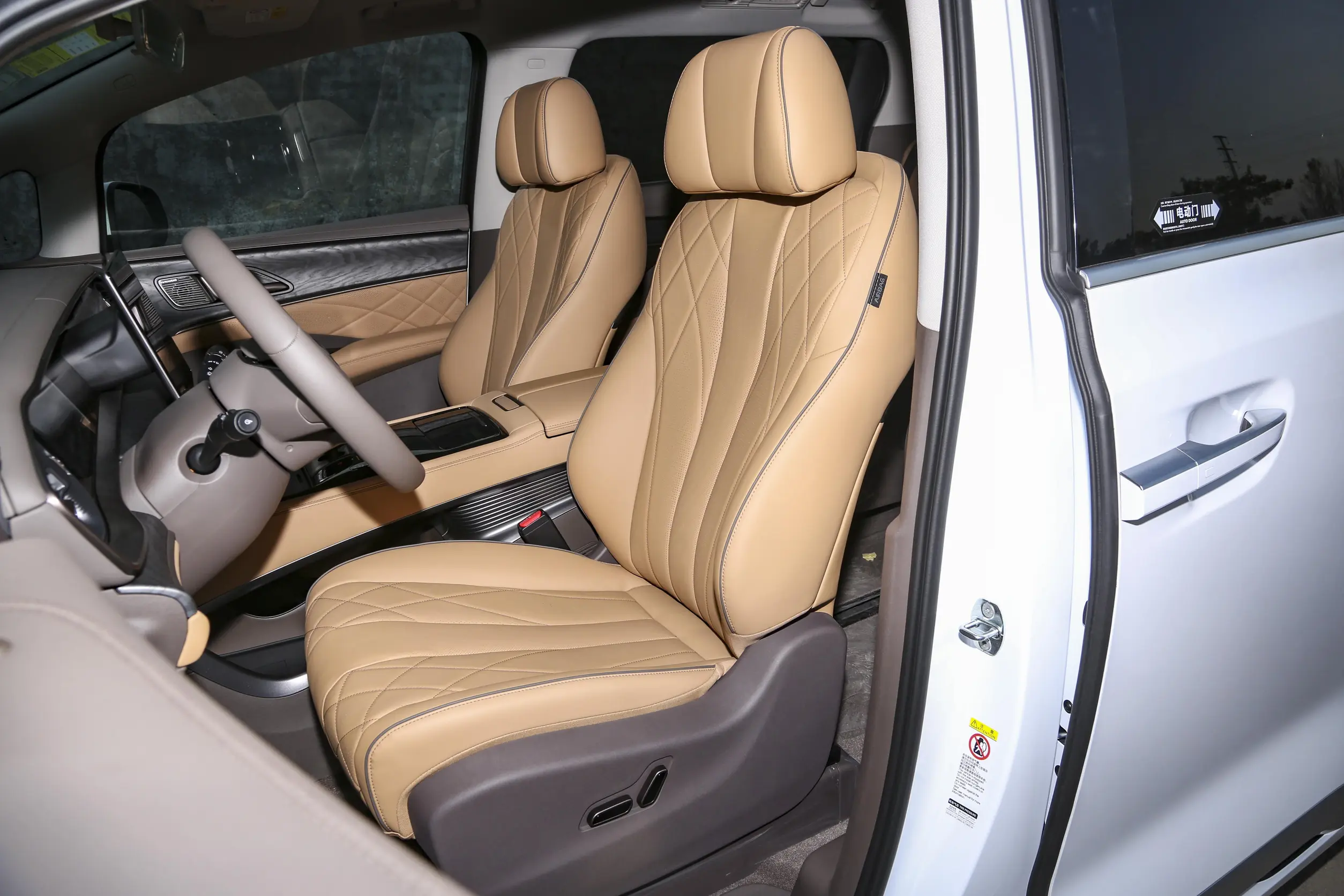 Denza D9 DM-i 2023 space-1