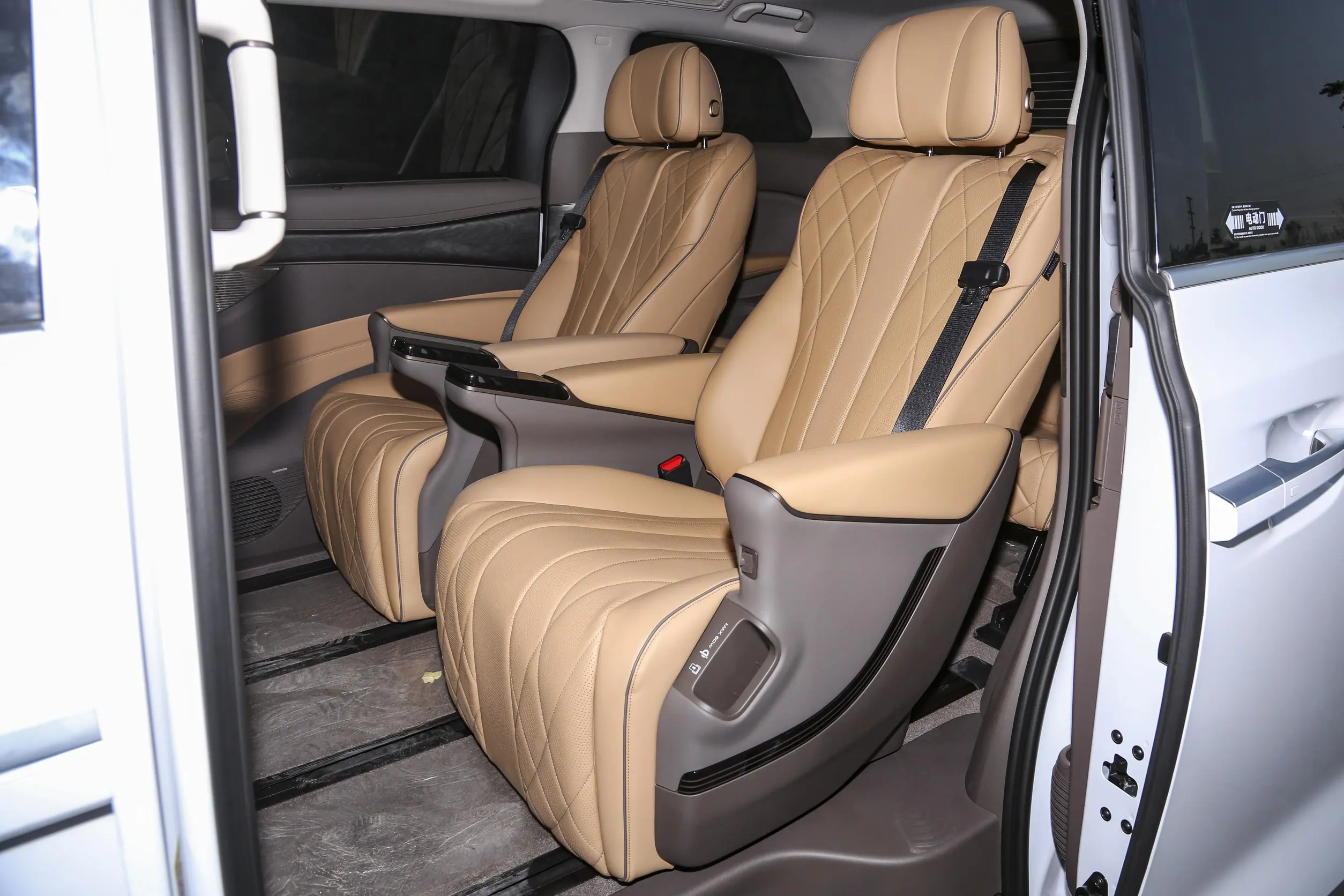 Denza D9 DM-i 2023 space-2