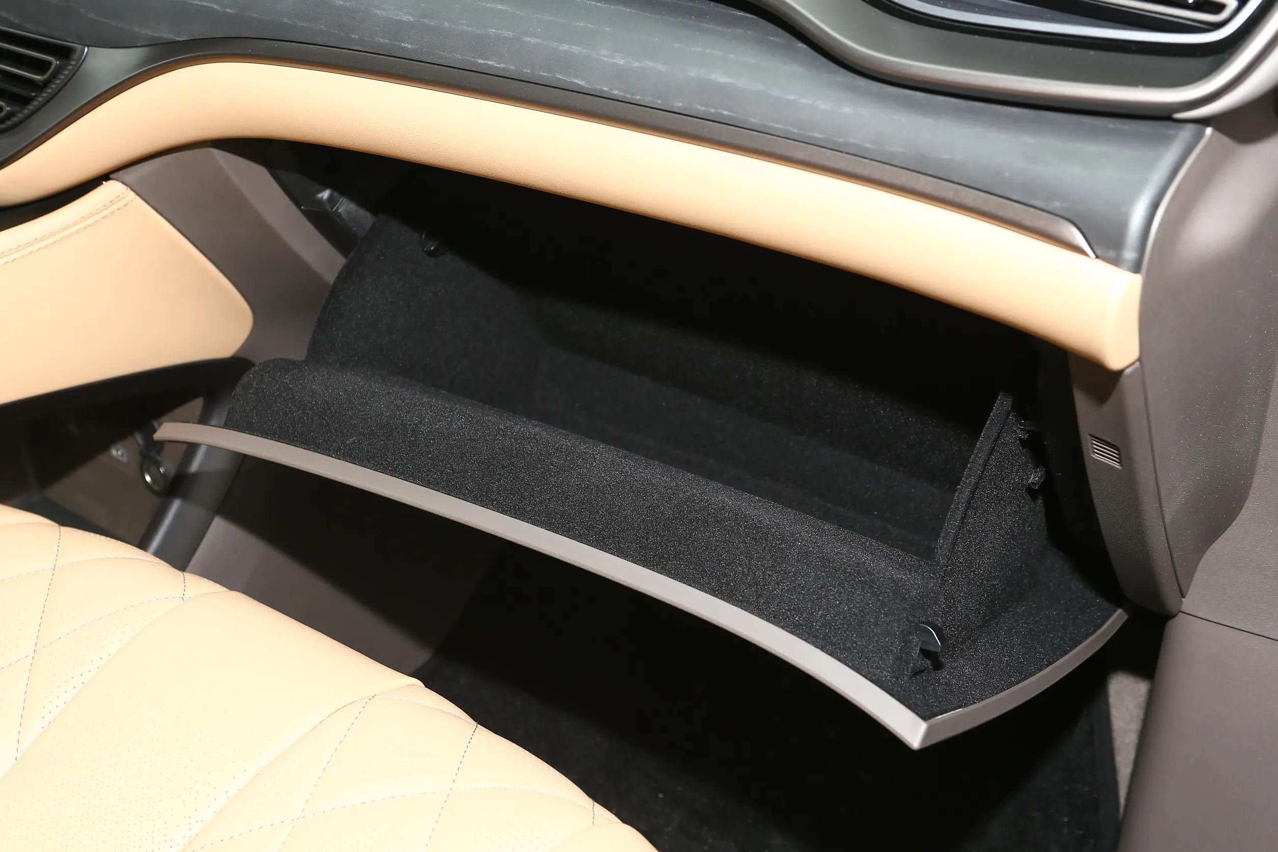 Denza D9 EV 2023 interior-4