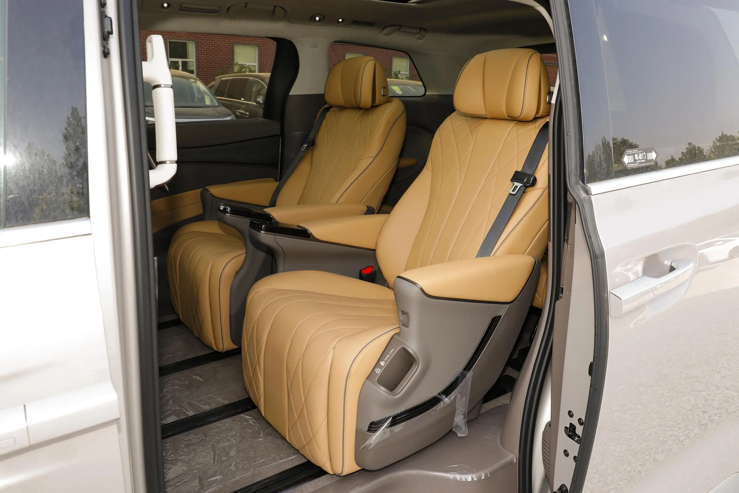 Denza D9 EV 2023 space-2