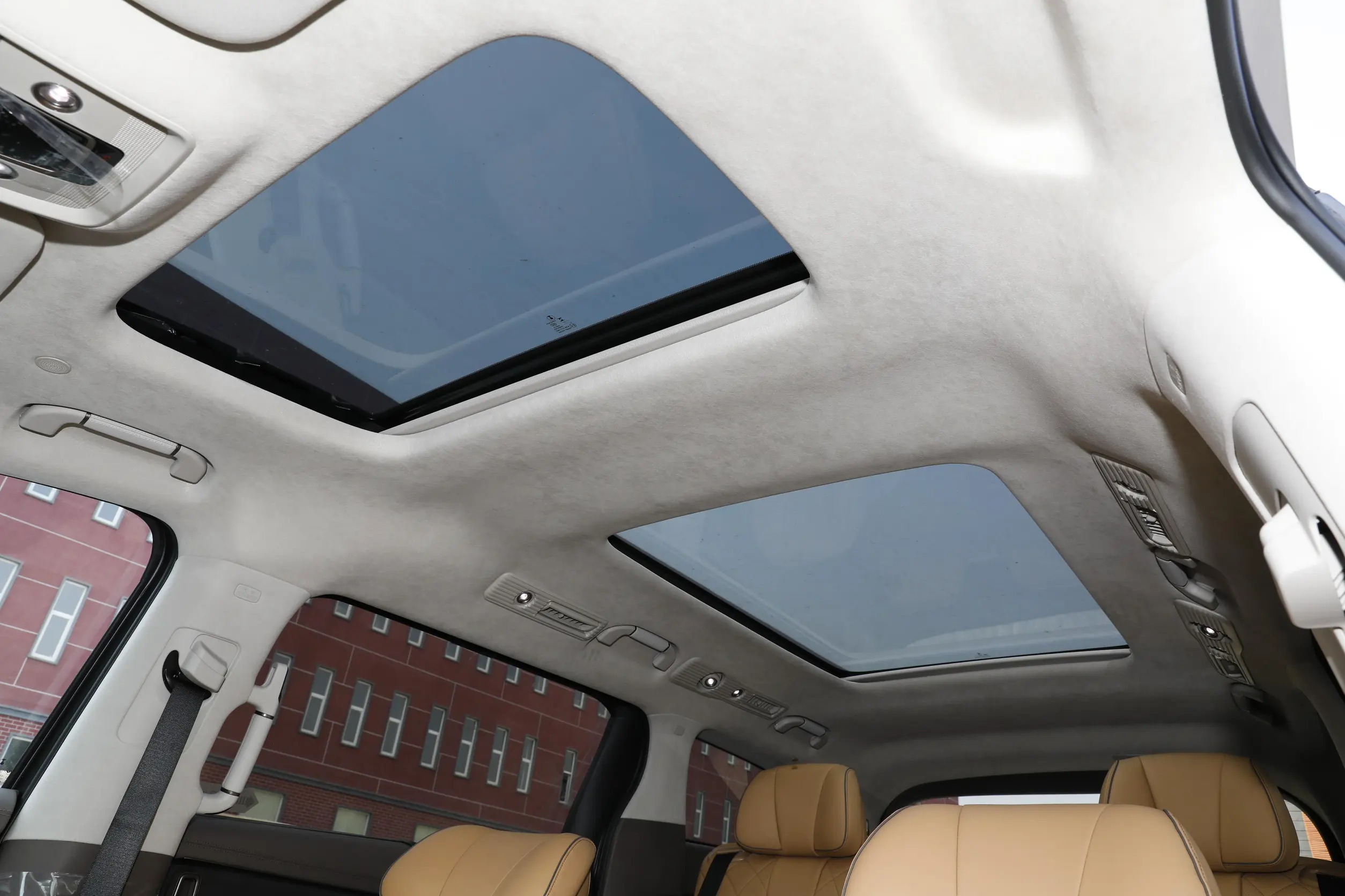 Denza D9 EV 2023 space-3