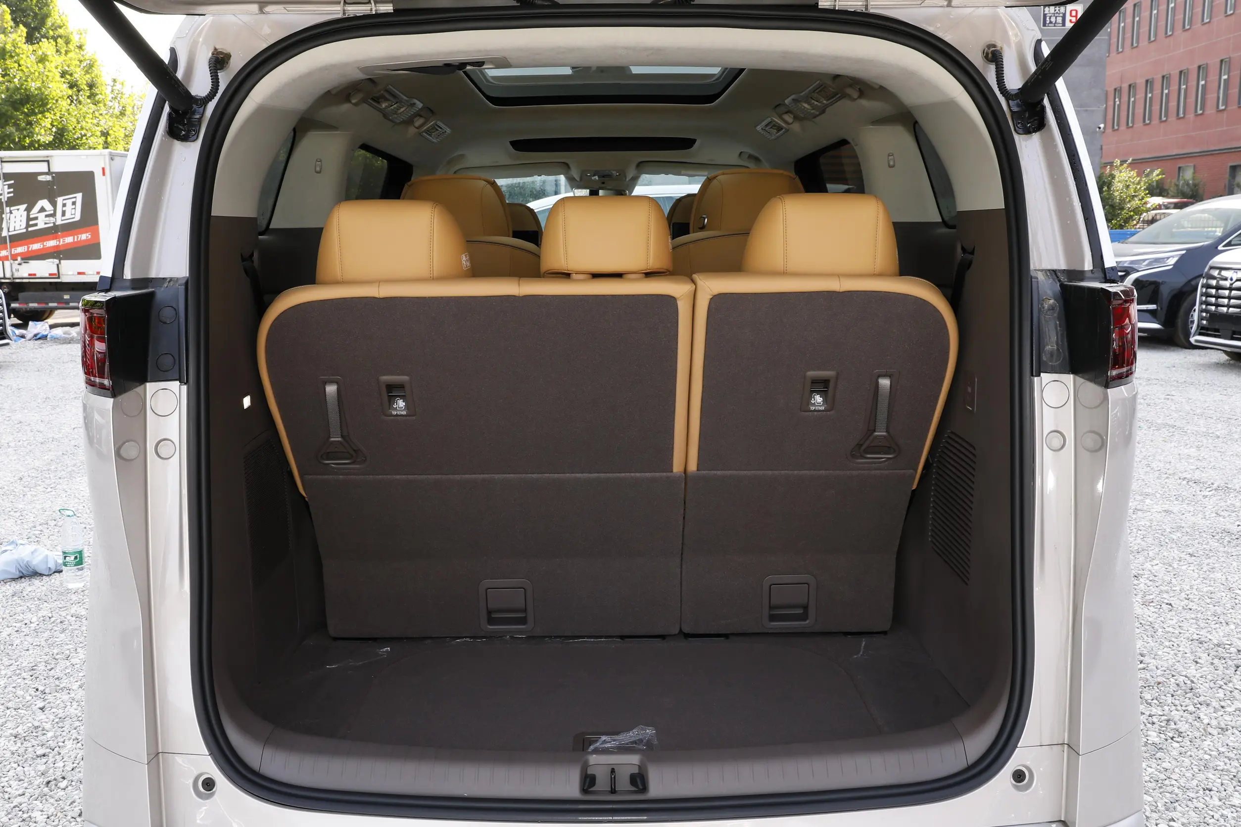 Denza D9 EV 2023 space-4