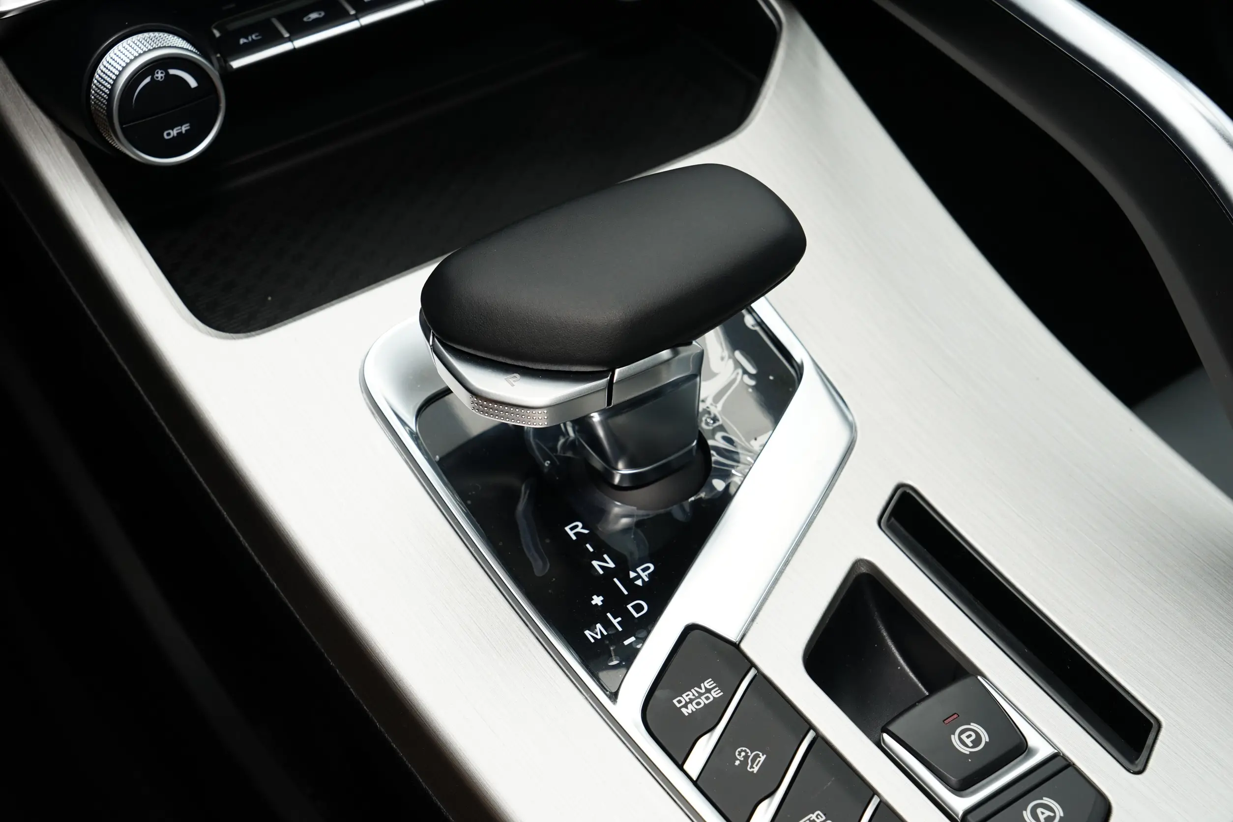 Geely Coolray 2023 interior-3