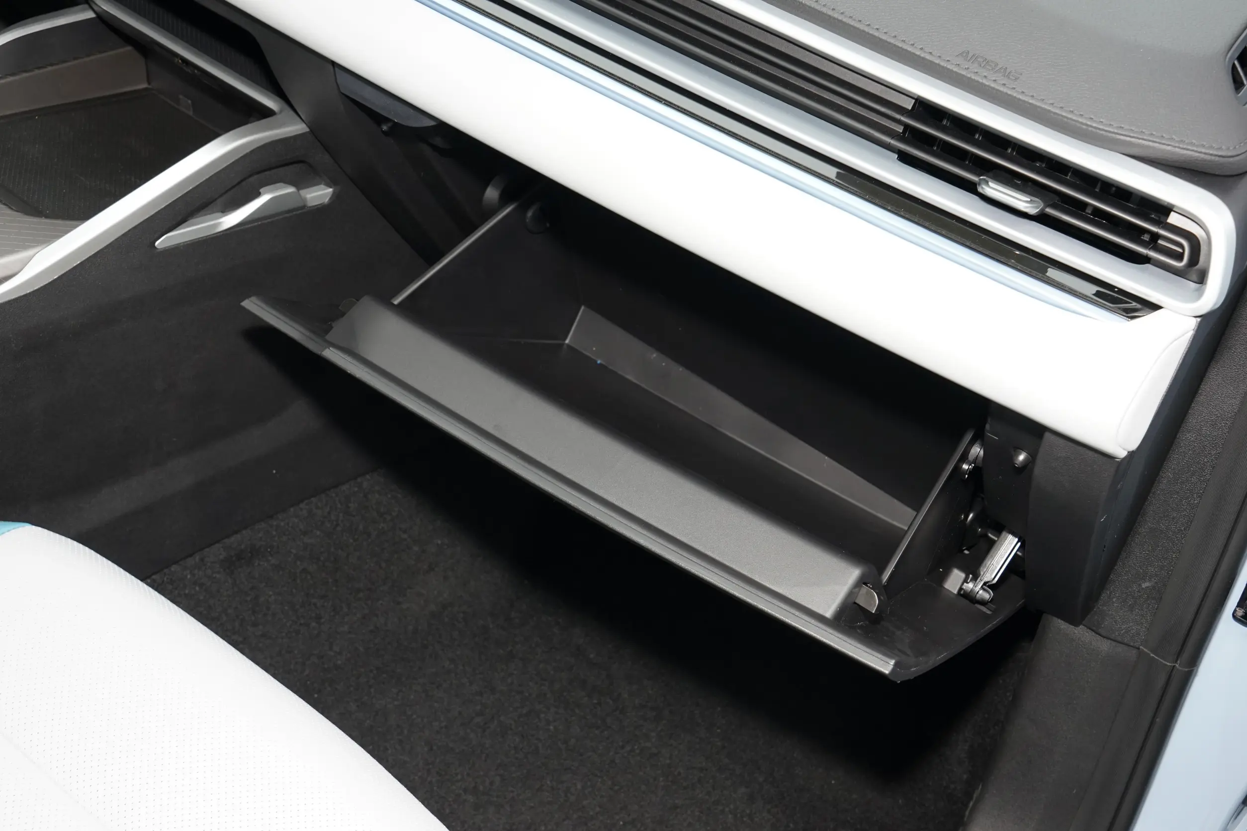 Geely Emgrand 2023 interior-4