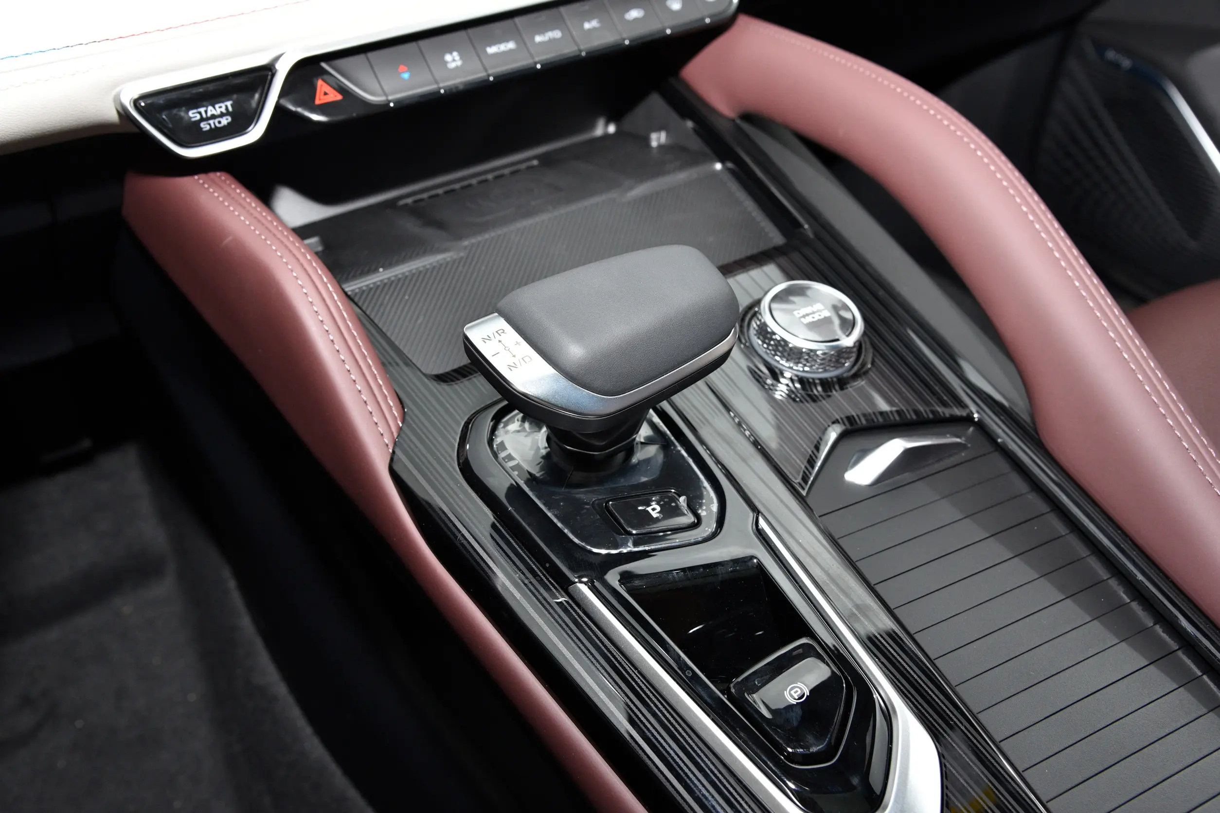 Geely Monjaro 2024 interior-3