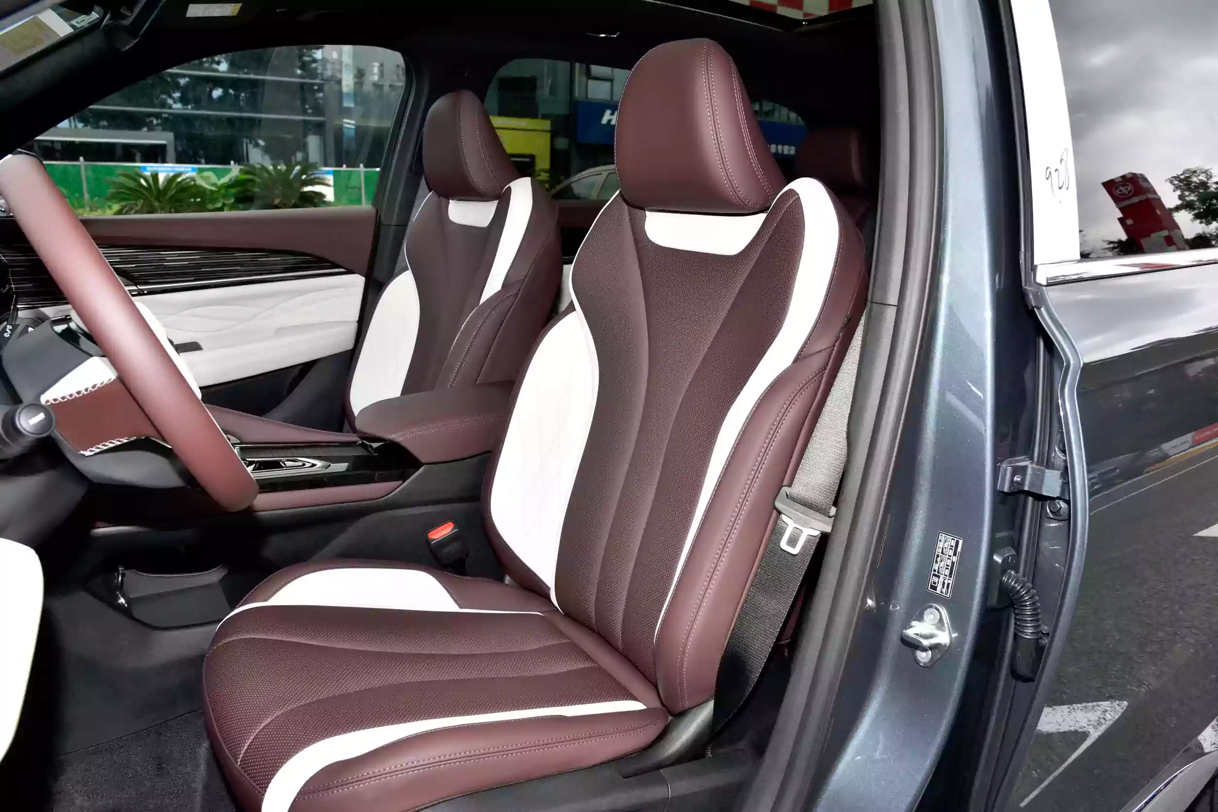 Geely Monjaro 2024 space-1