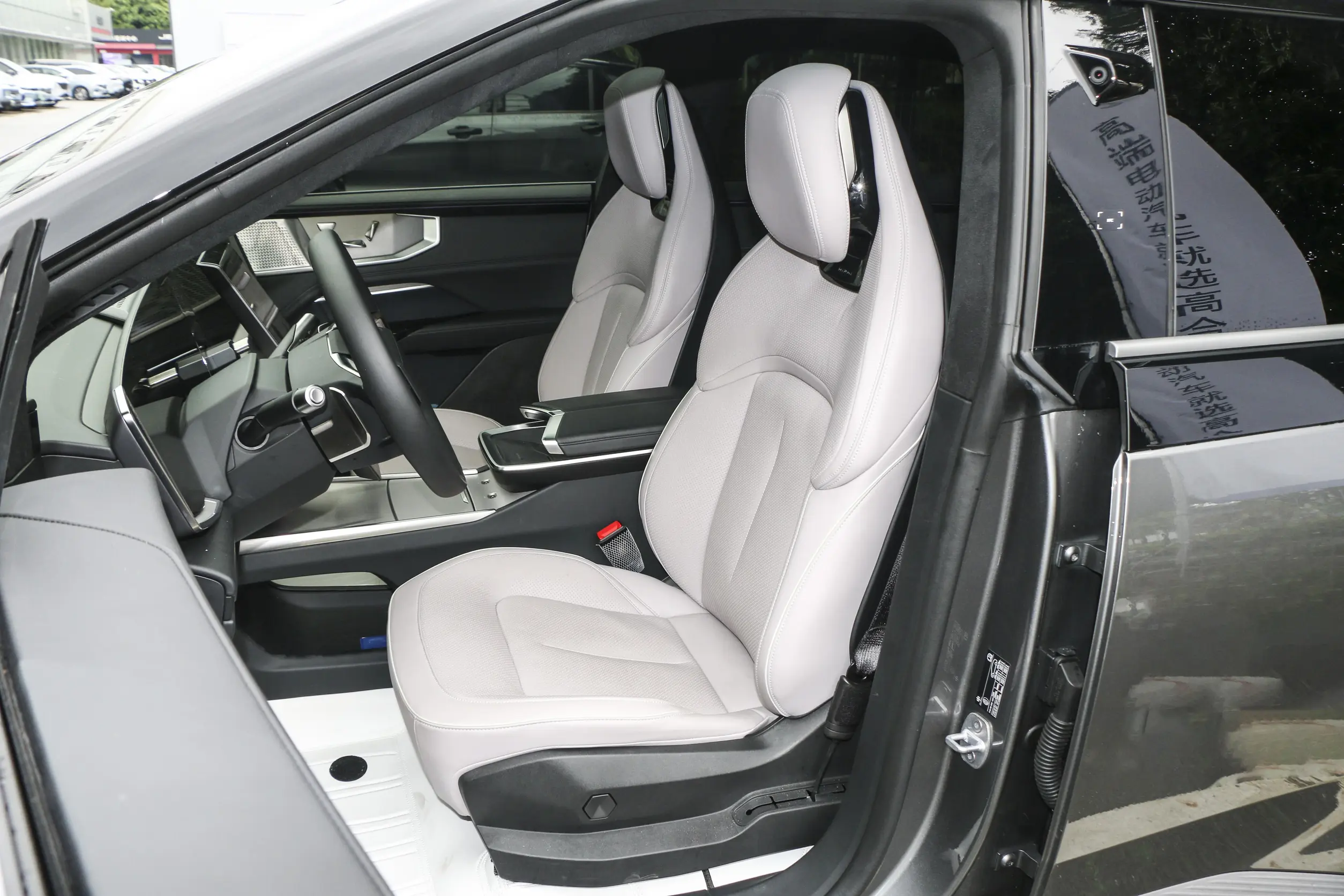 HiPhi Y 2023 space-1