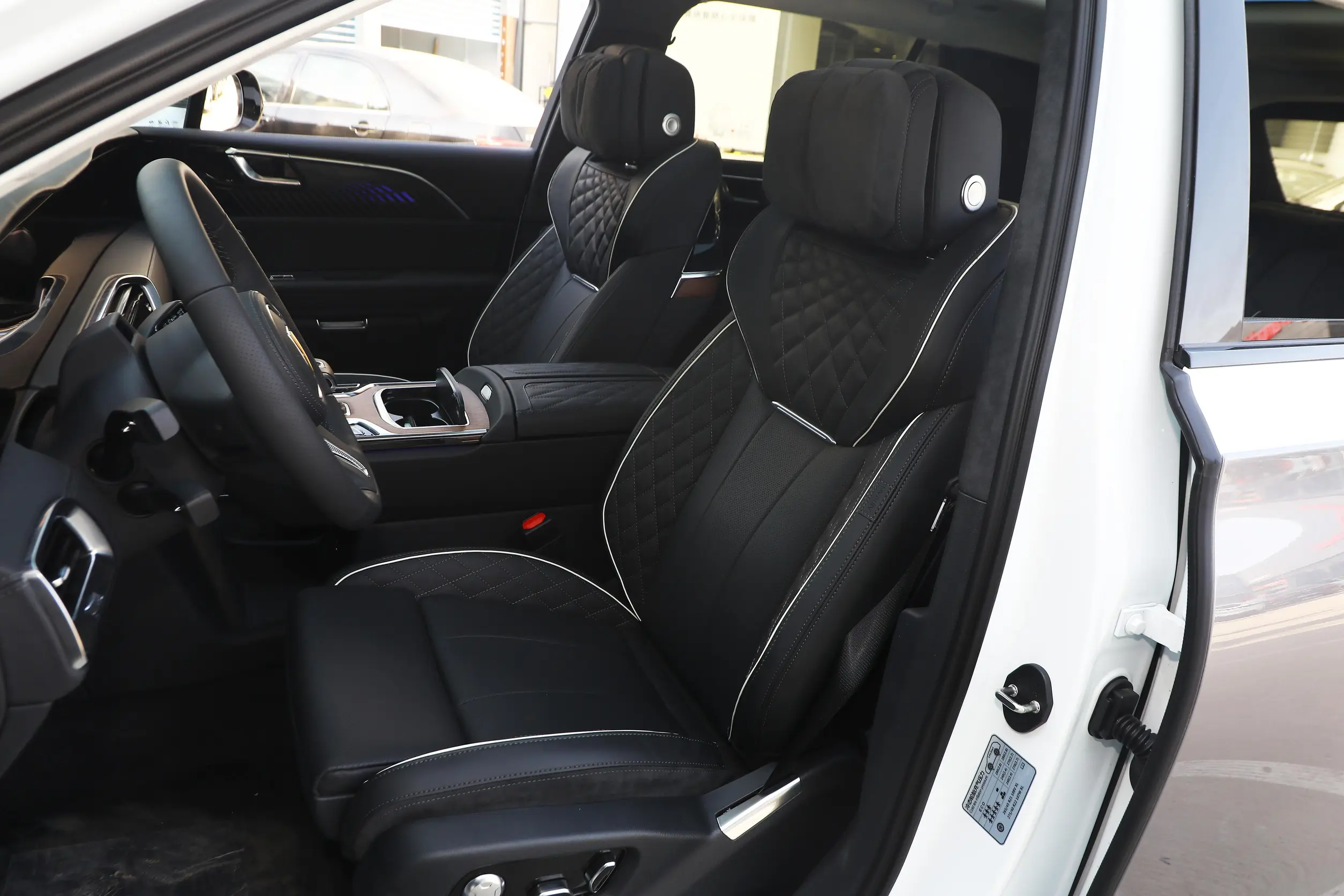 Hongqi E-HS9 2022 space-1