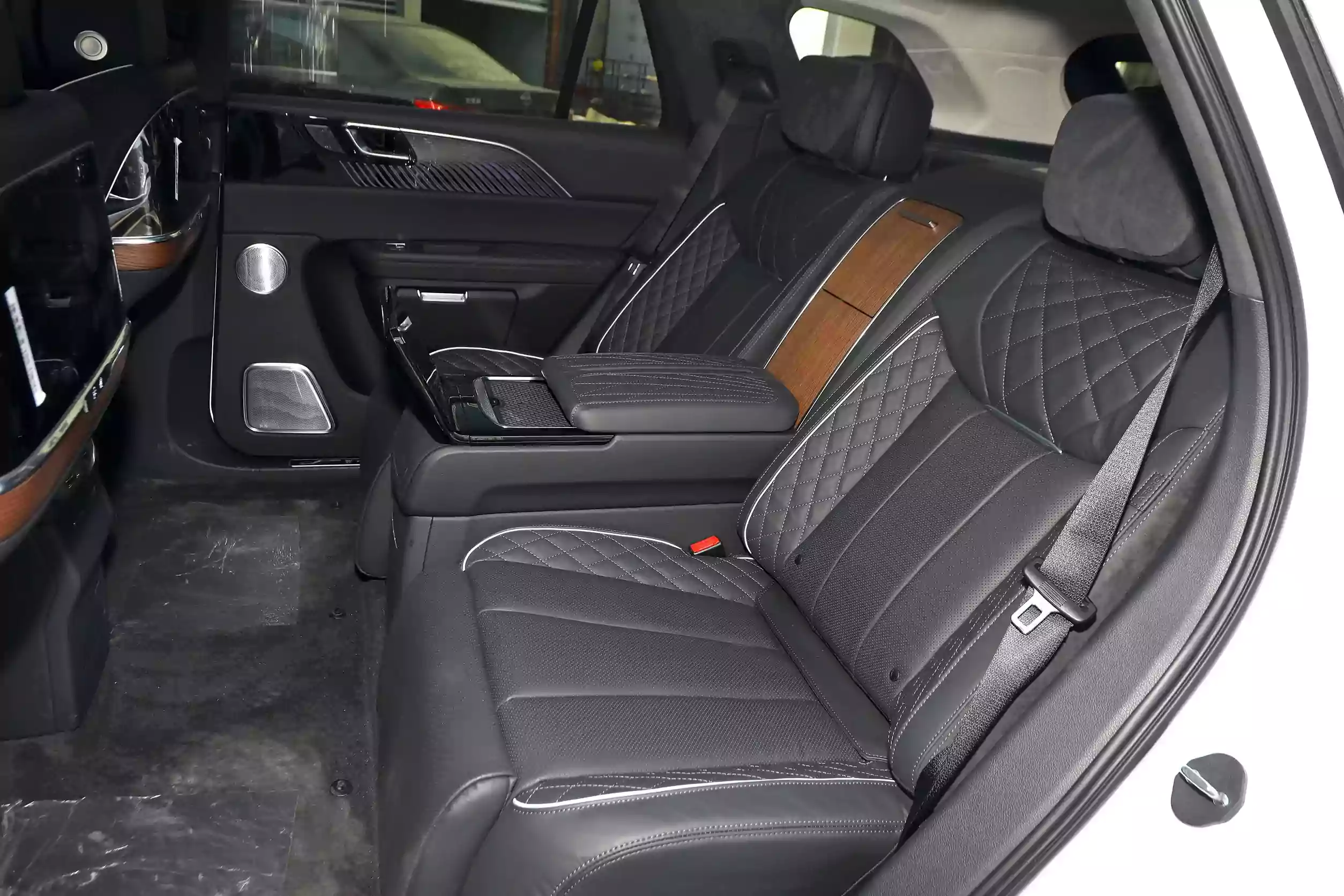 Hongqi E-HS9 2022 space-2