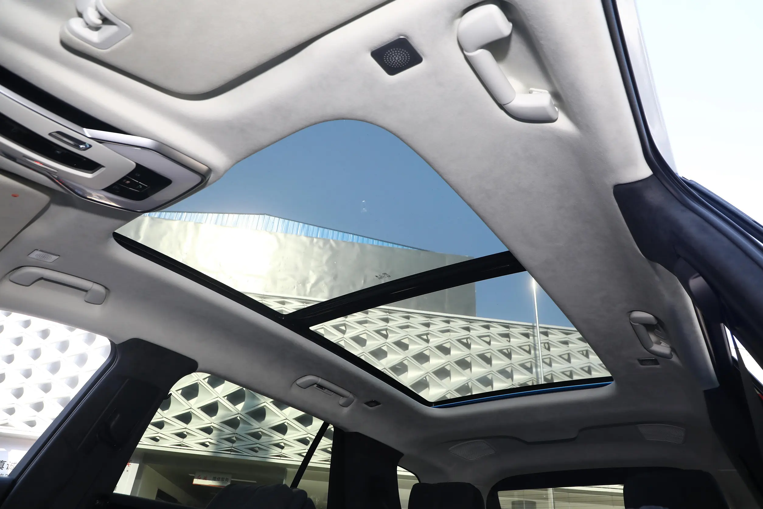 Hongqi E-HS9 2022 space-3