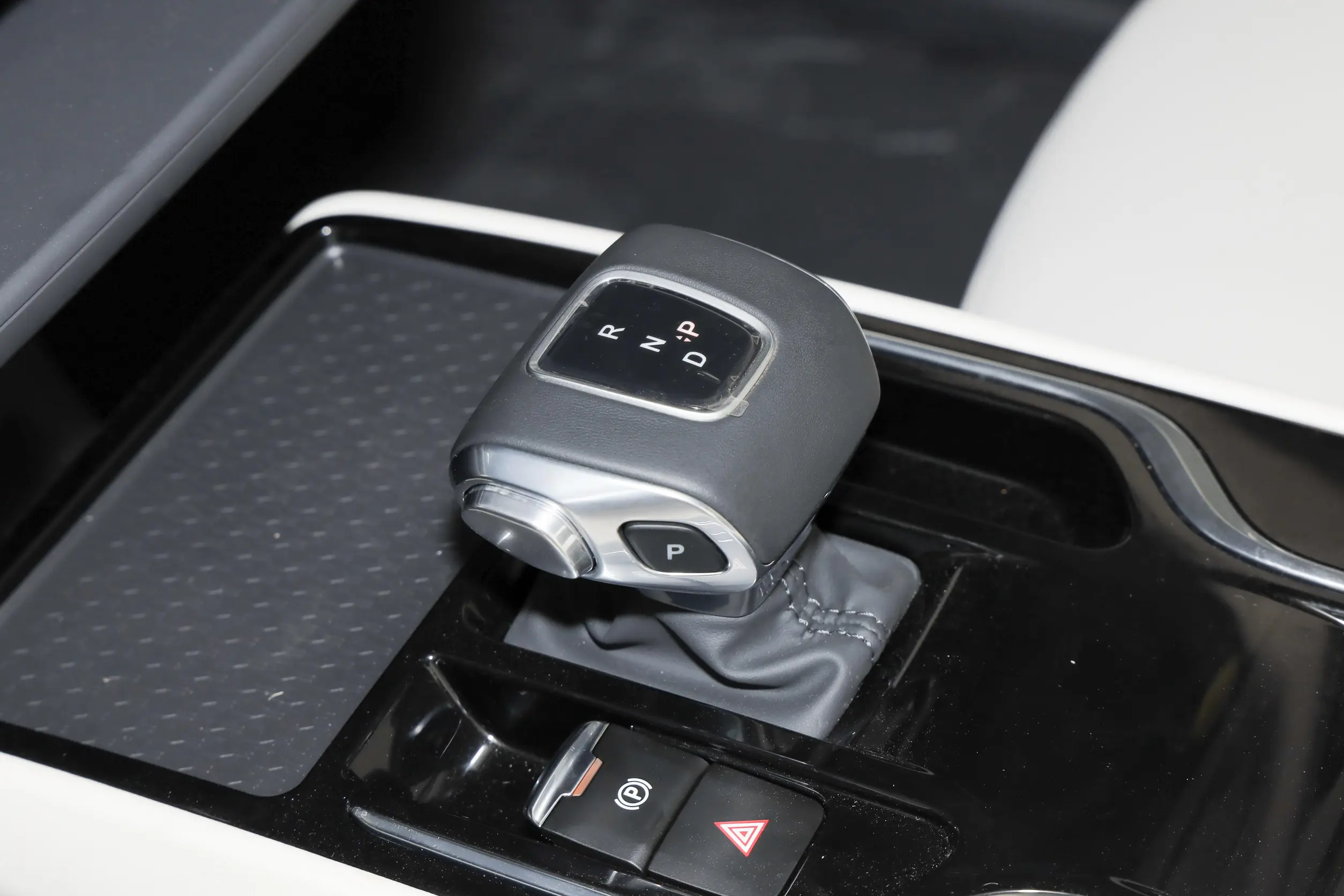 Hongqi E-QM5 2023 interior-3