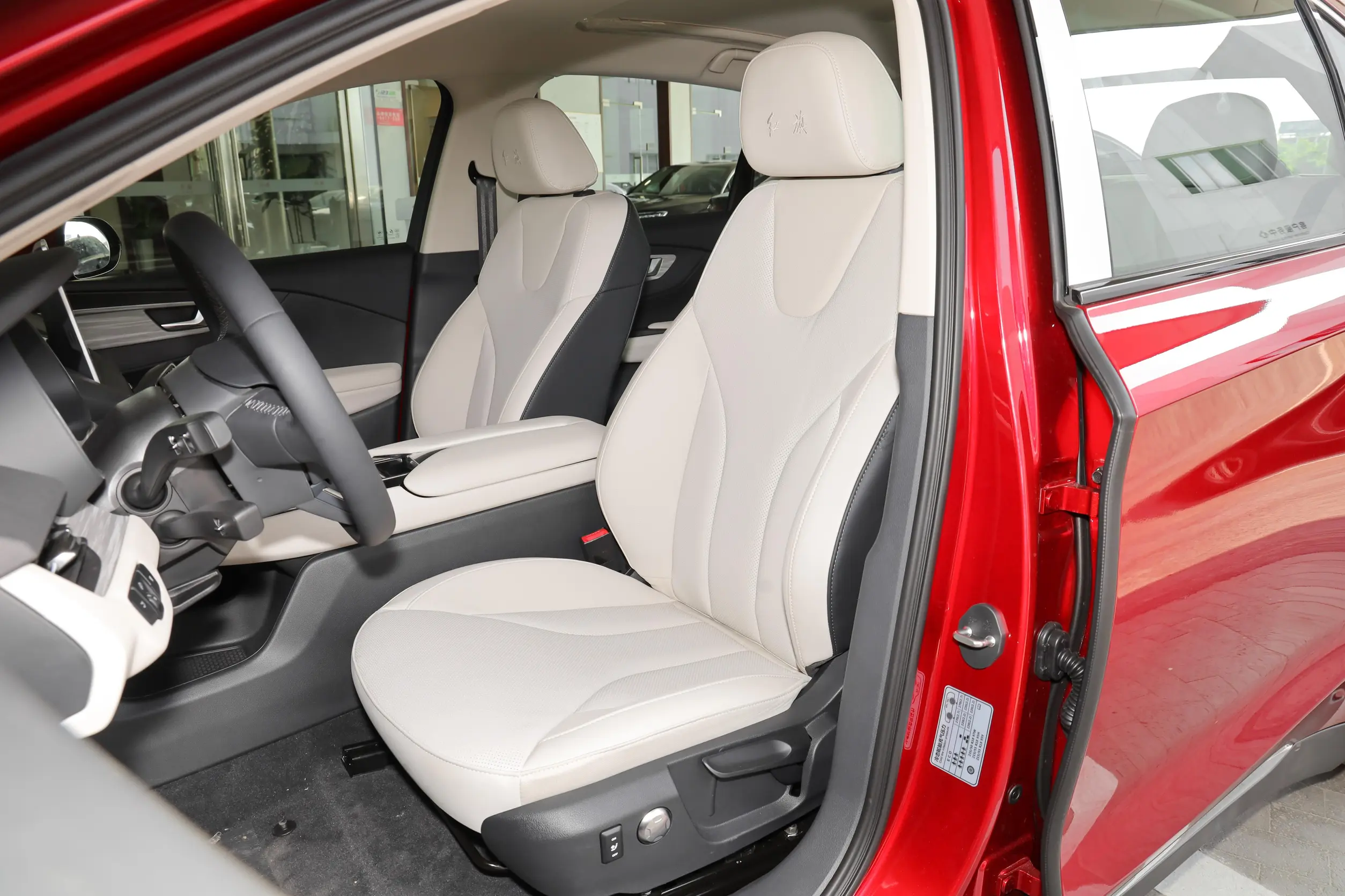 Hongqi E-QM5 2023 space-1