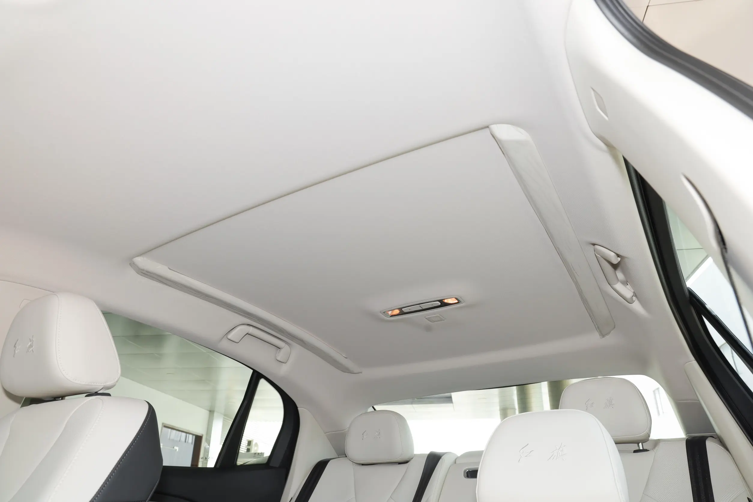 Hongqi E-QM5 2023 space-3