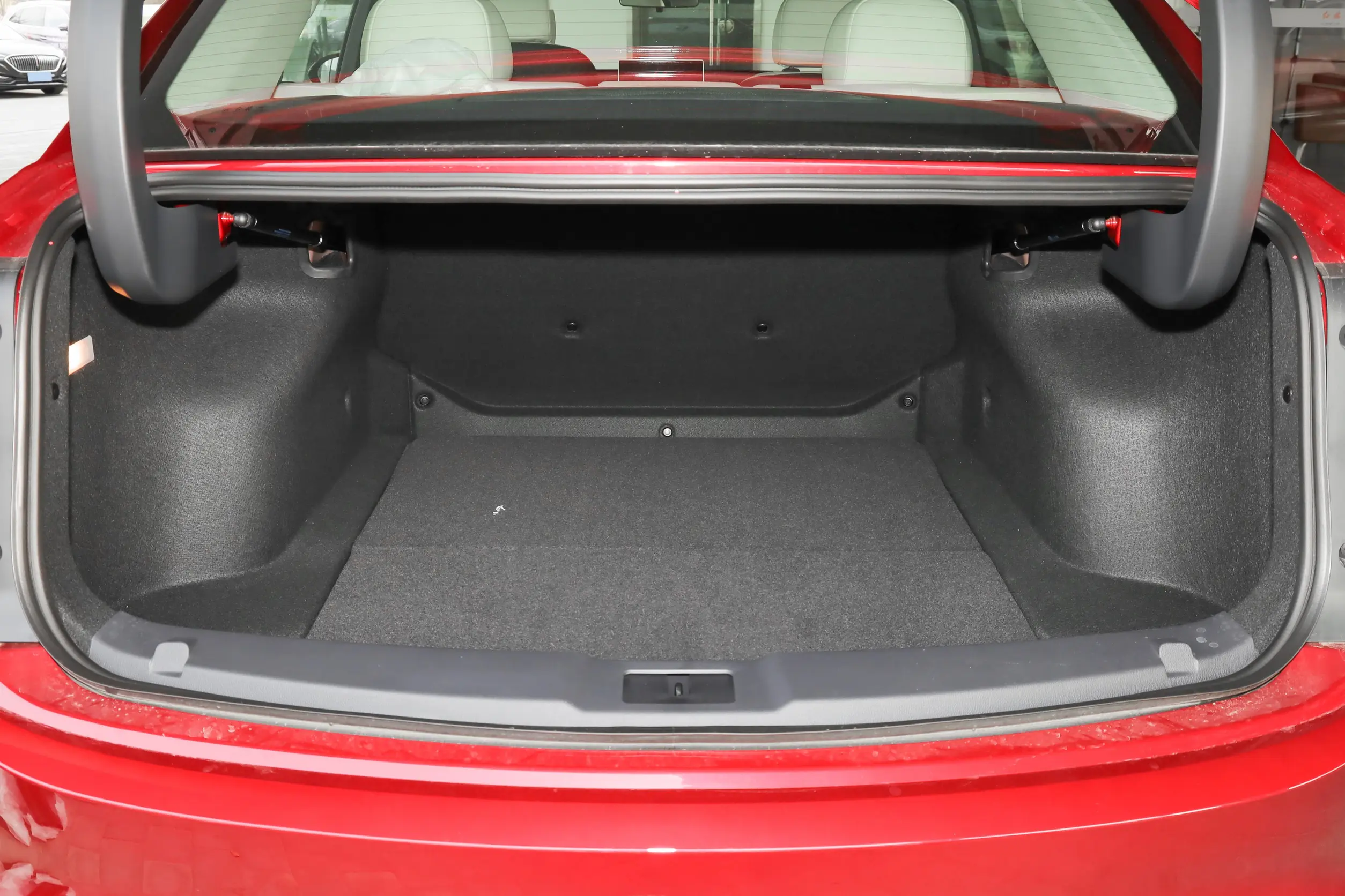 Hongqi E-QM5 2023 space-4