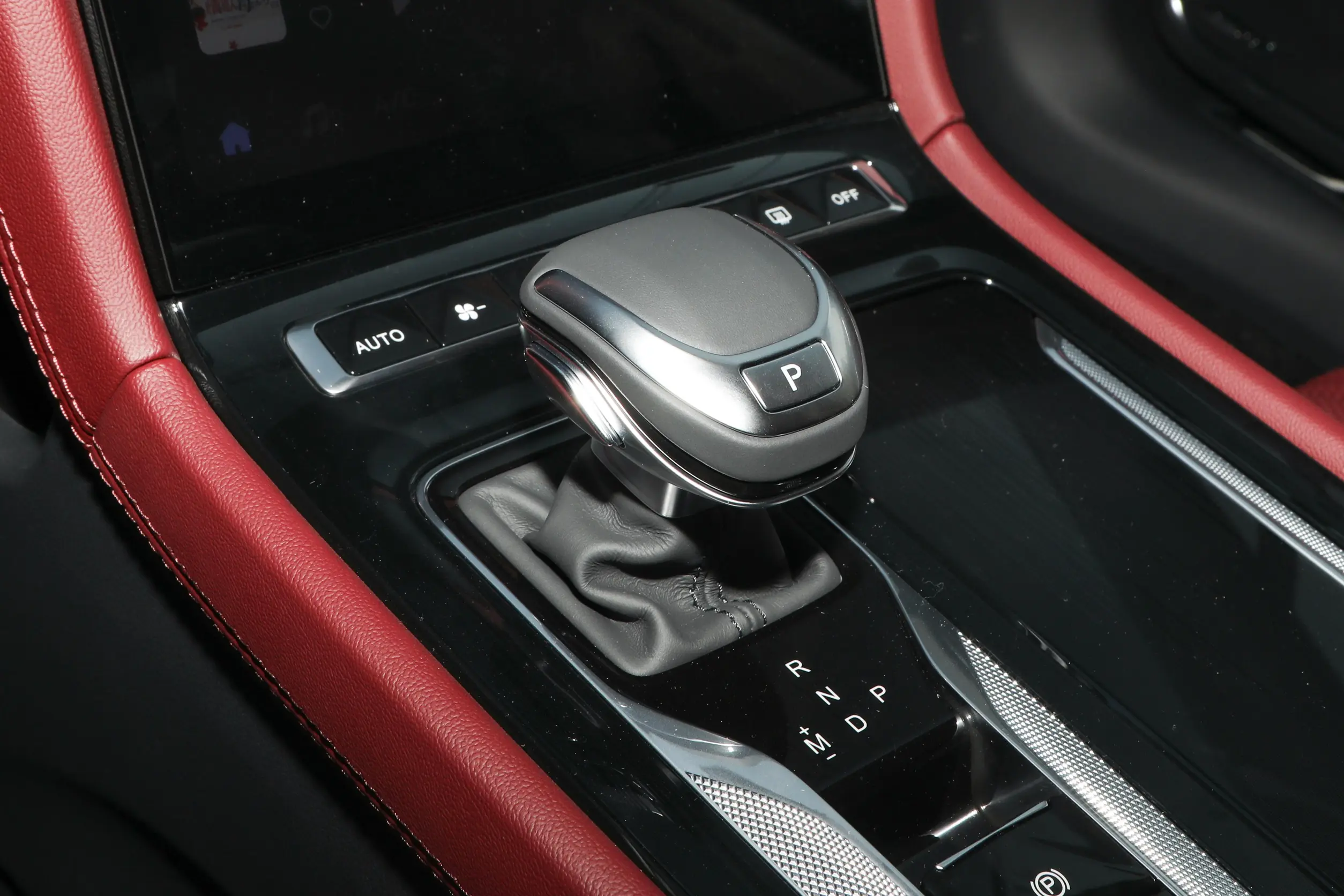 Hongqi H5 2024 interior-3