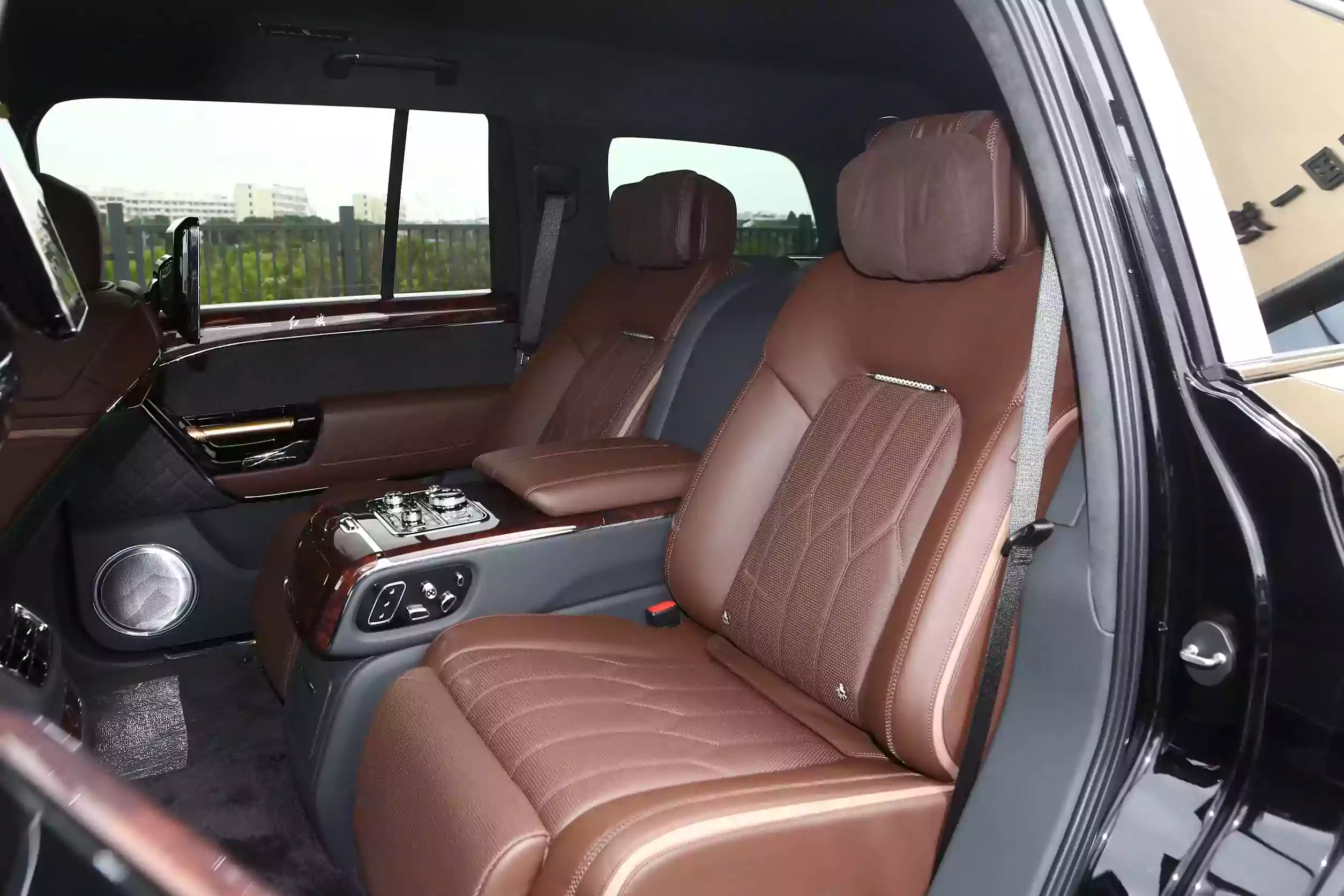 Hongqi LS7 2022 space-2