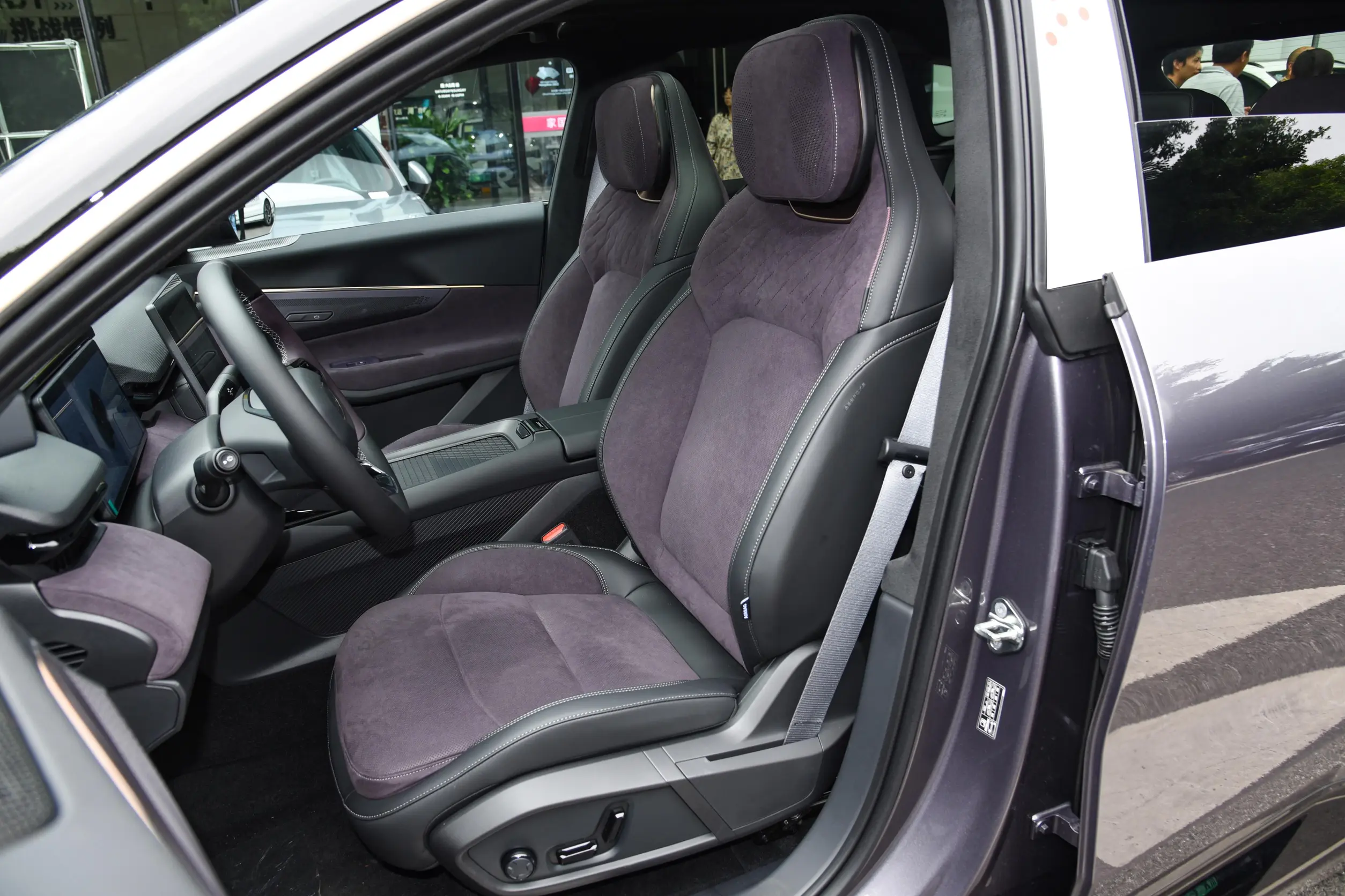 Lynk & Co 08 EM-P 2023 space-1