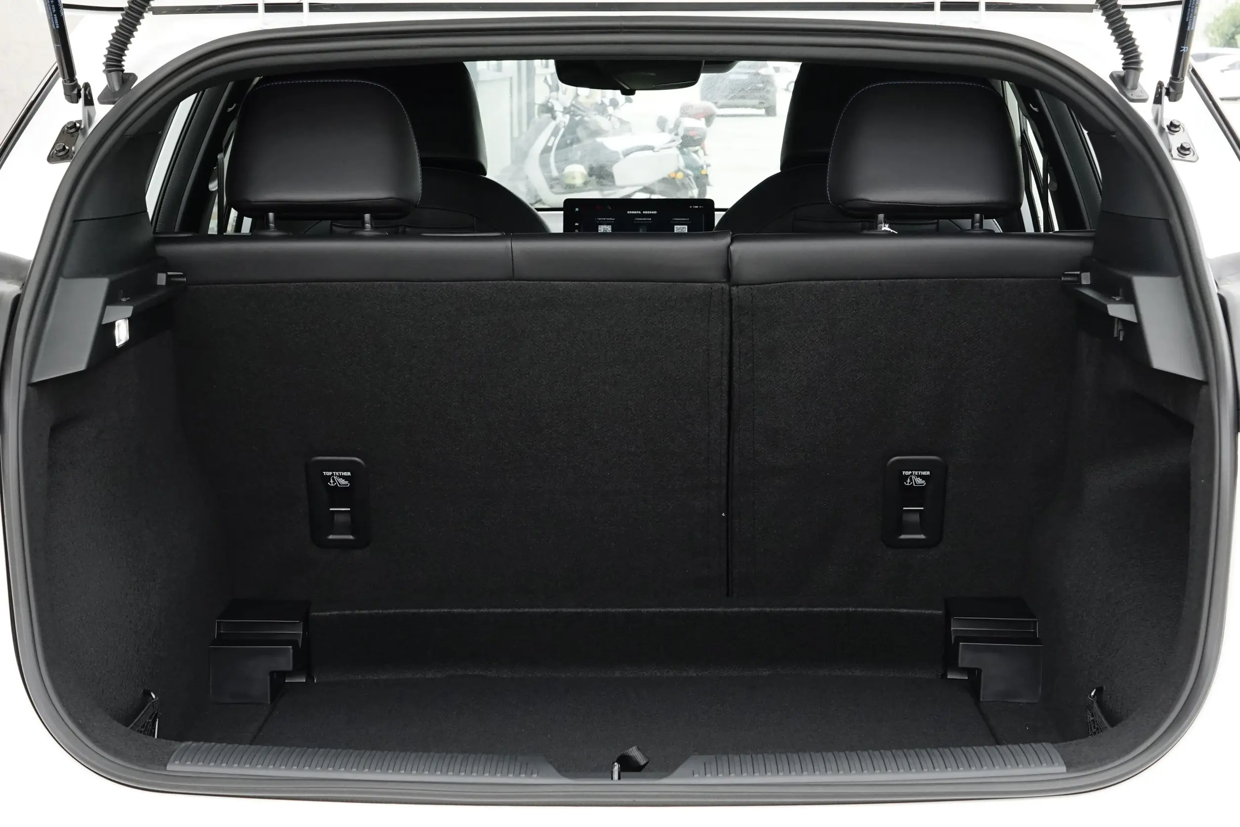 MG MG4 EV 2023 space-4