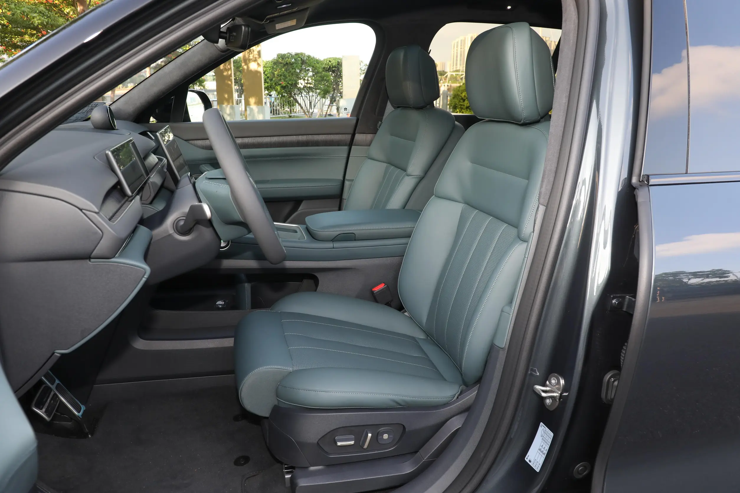 NIO ES8 2023 space-1