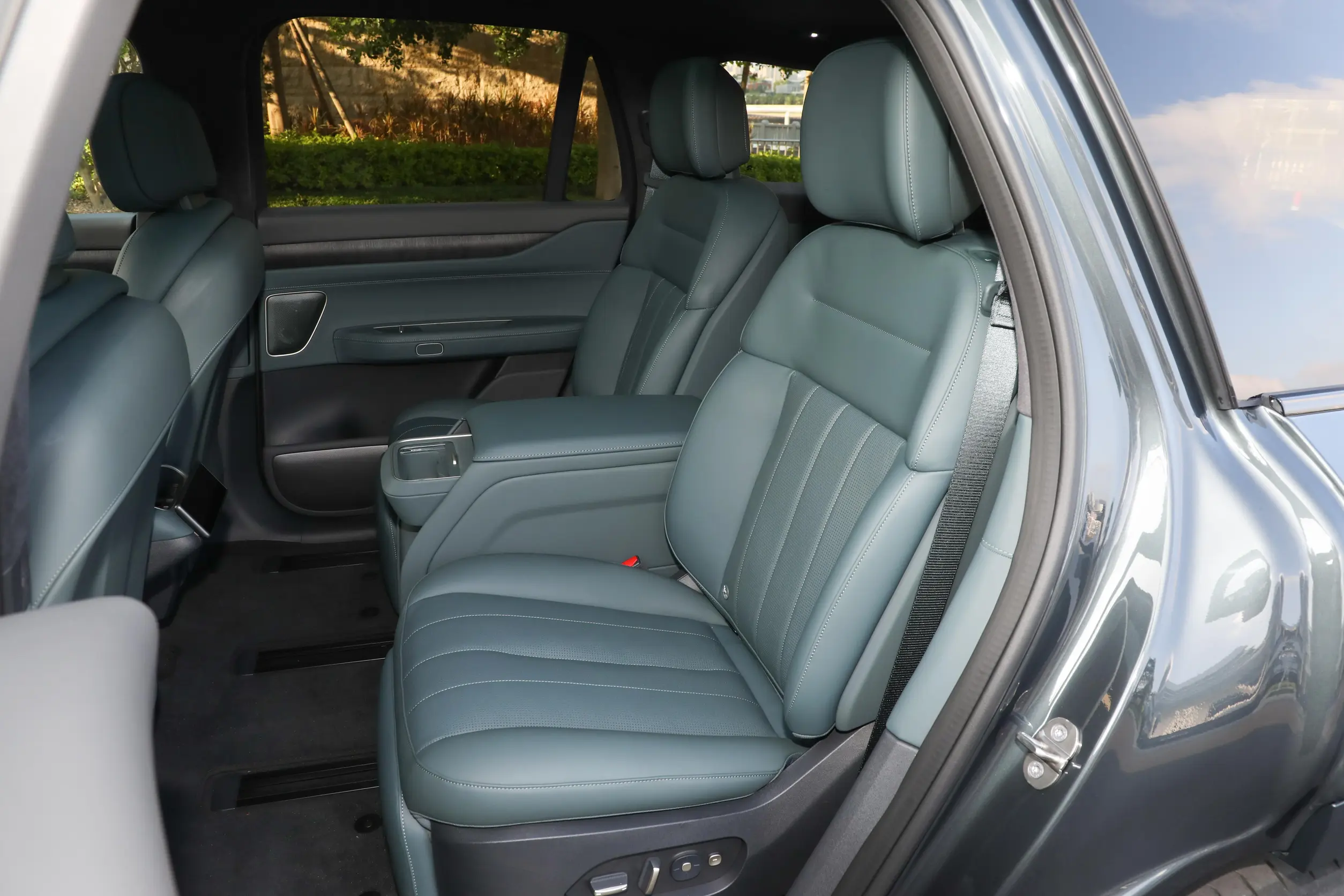 NIO ES8 2023 space-2