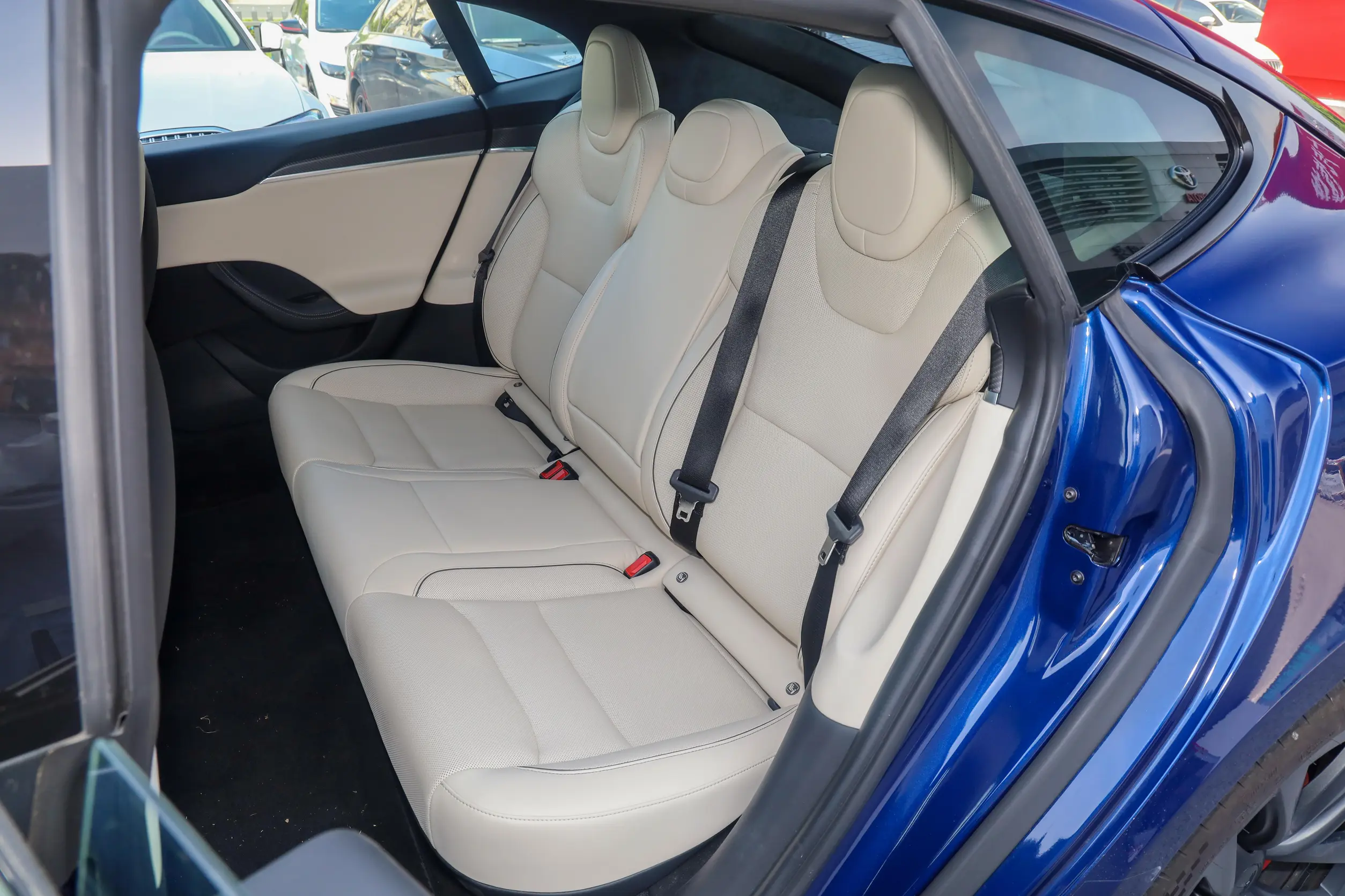 Tesla Model S 2023 space-2