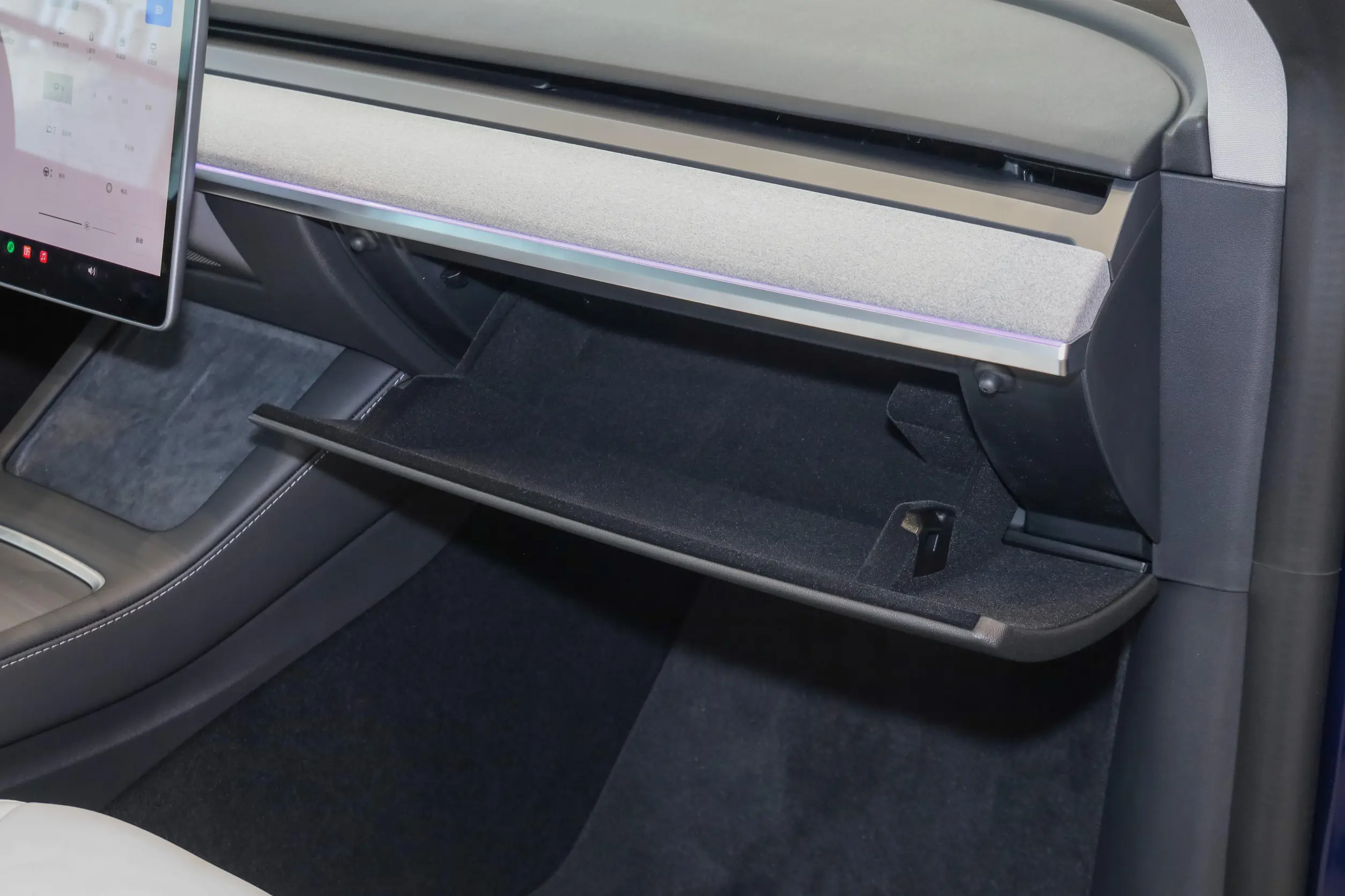 Tesla Model Y 2023 interior-4