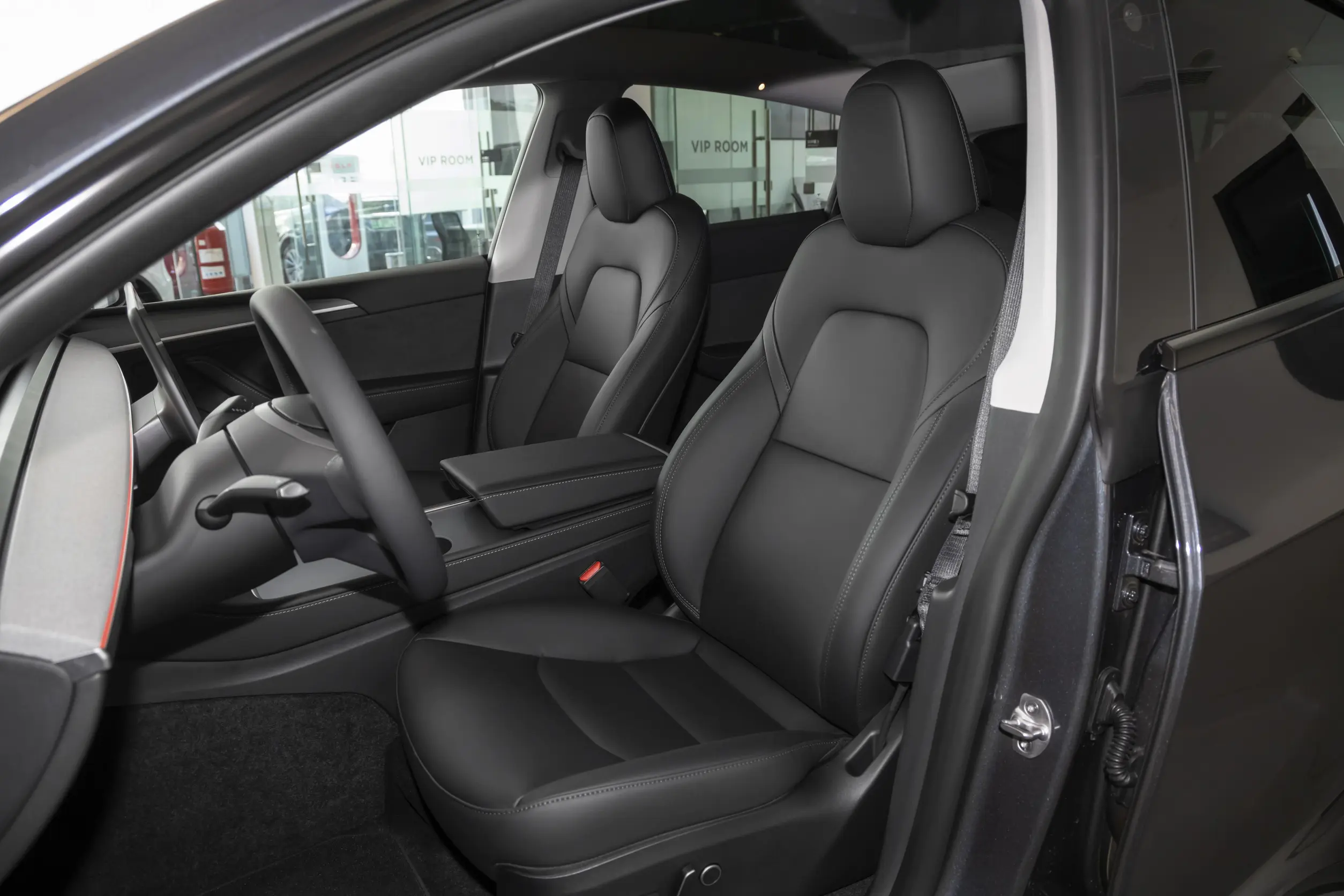 Tesla Model Y 2023 space-1