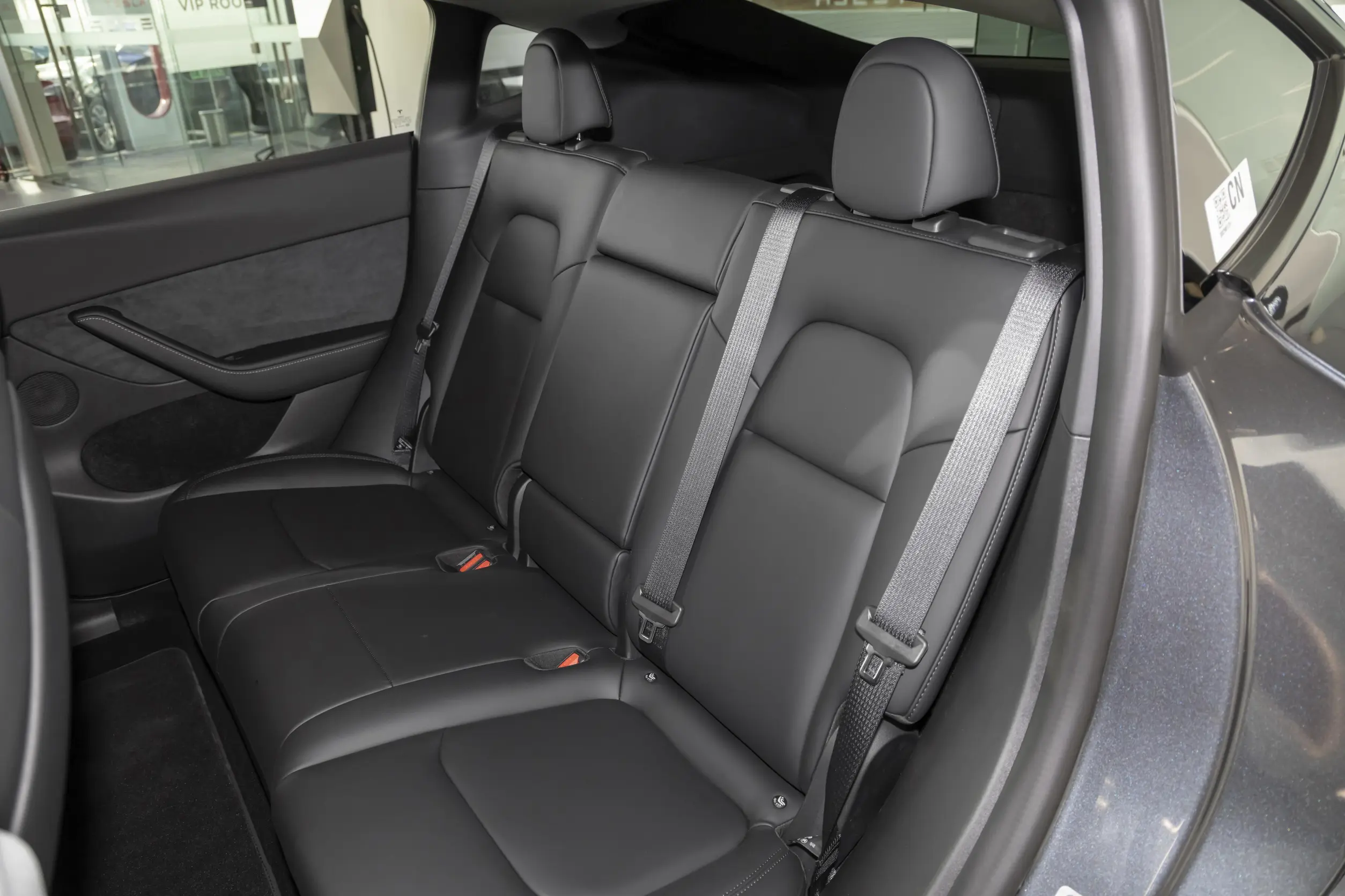 Tesla Model Y 2023 space-2