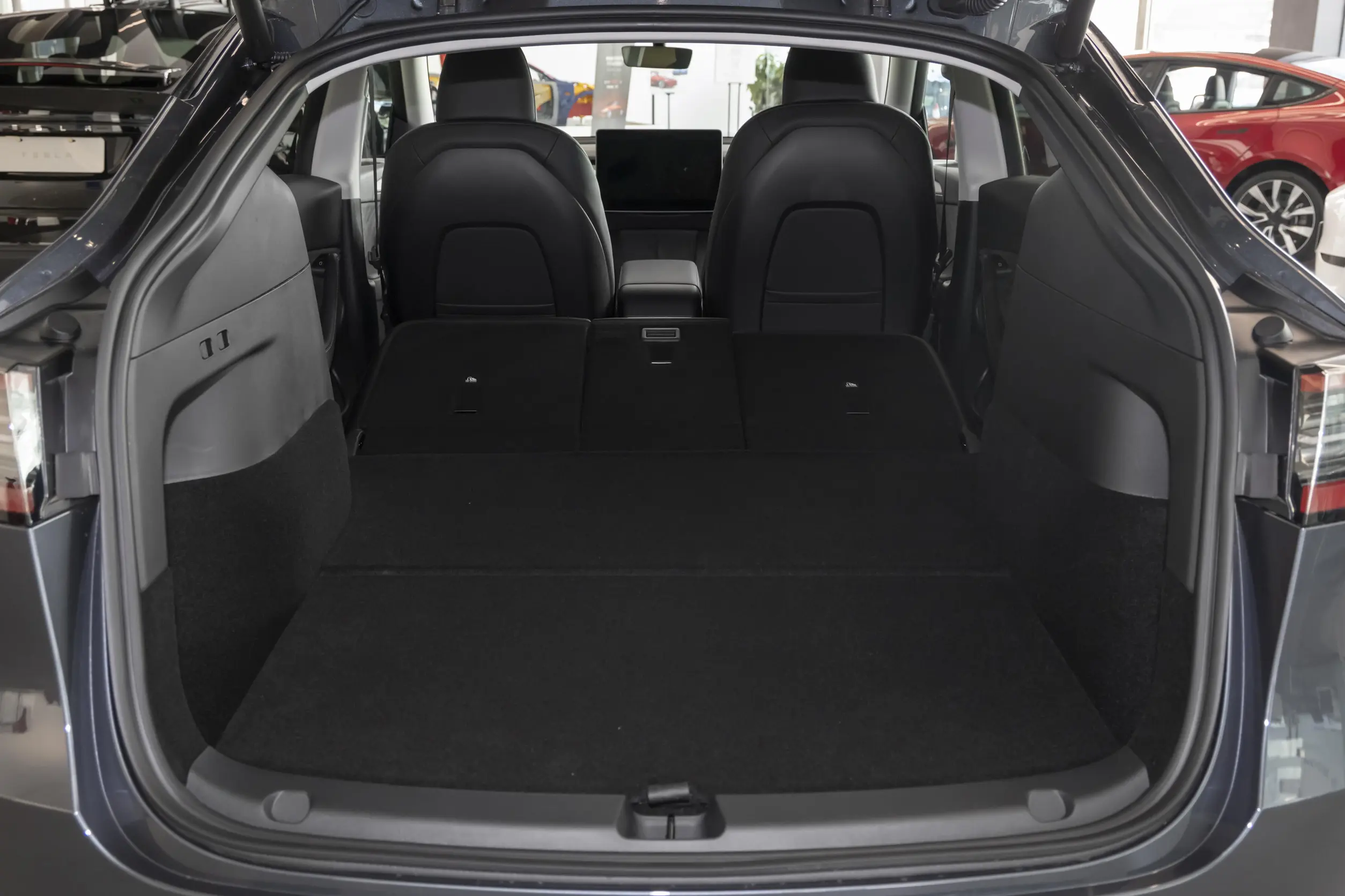 Tesla Model Y 2023 space-4