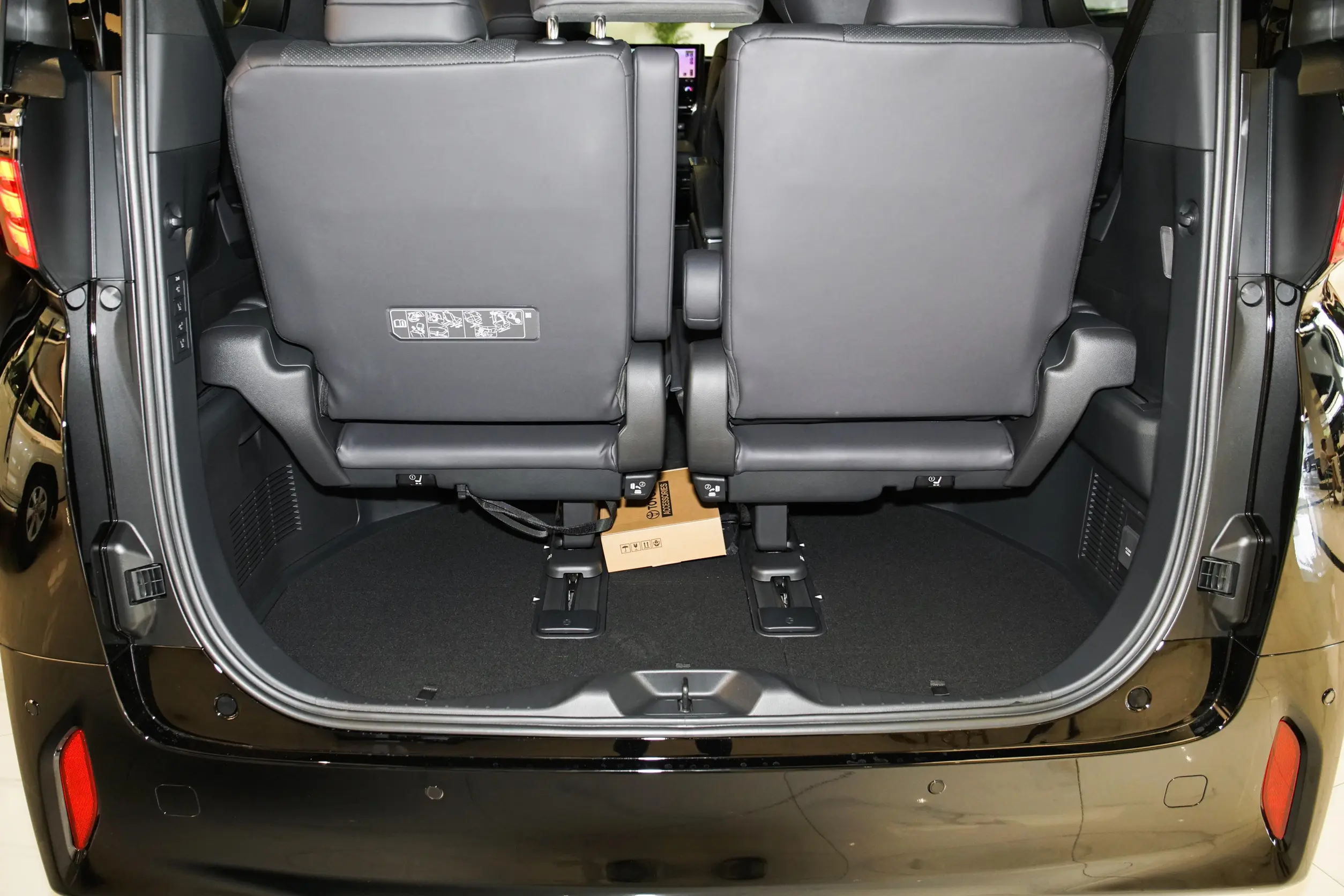 Toyota Alphard 2023 space-4