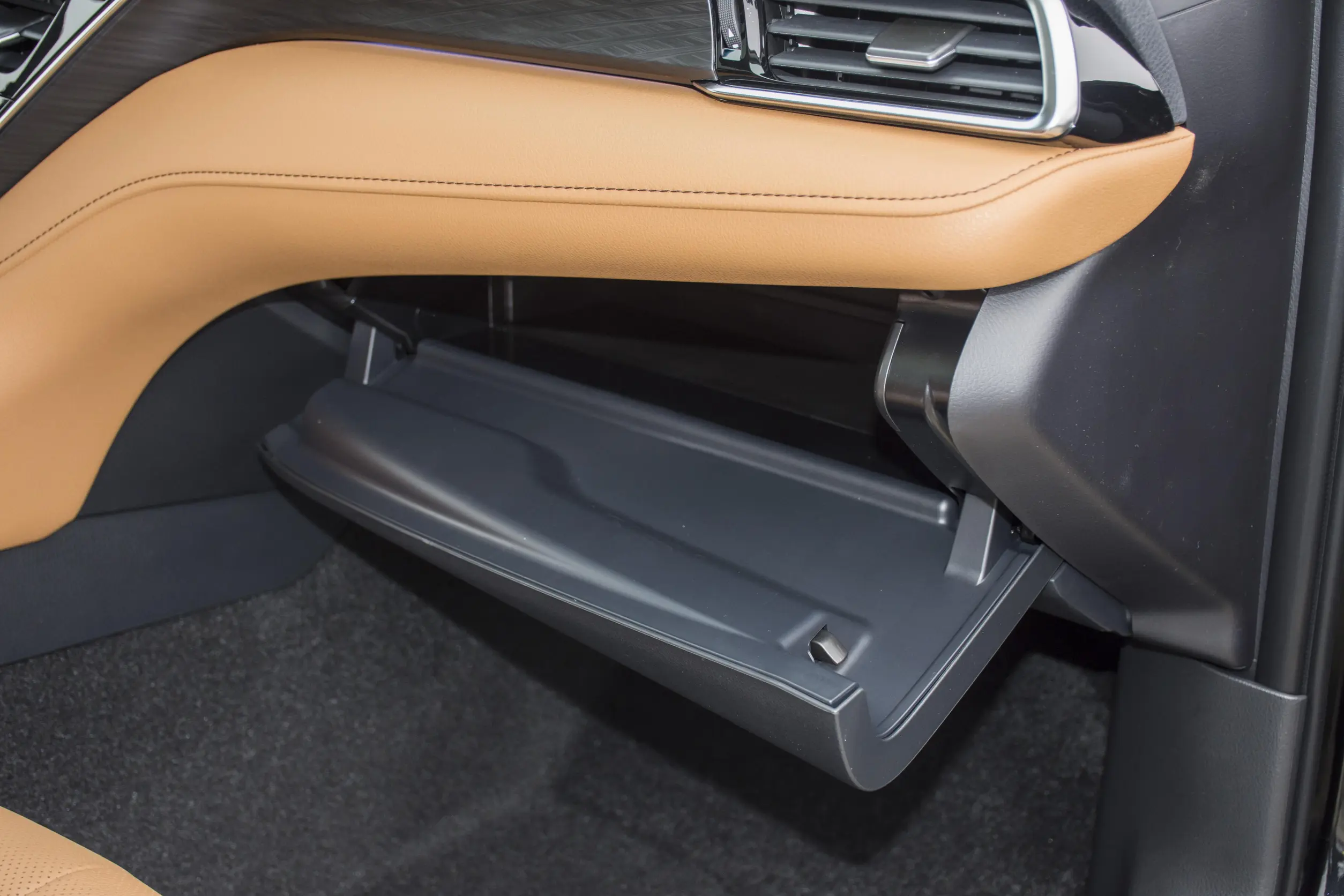 Toyota Camry 2023 interior-4