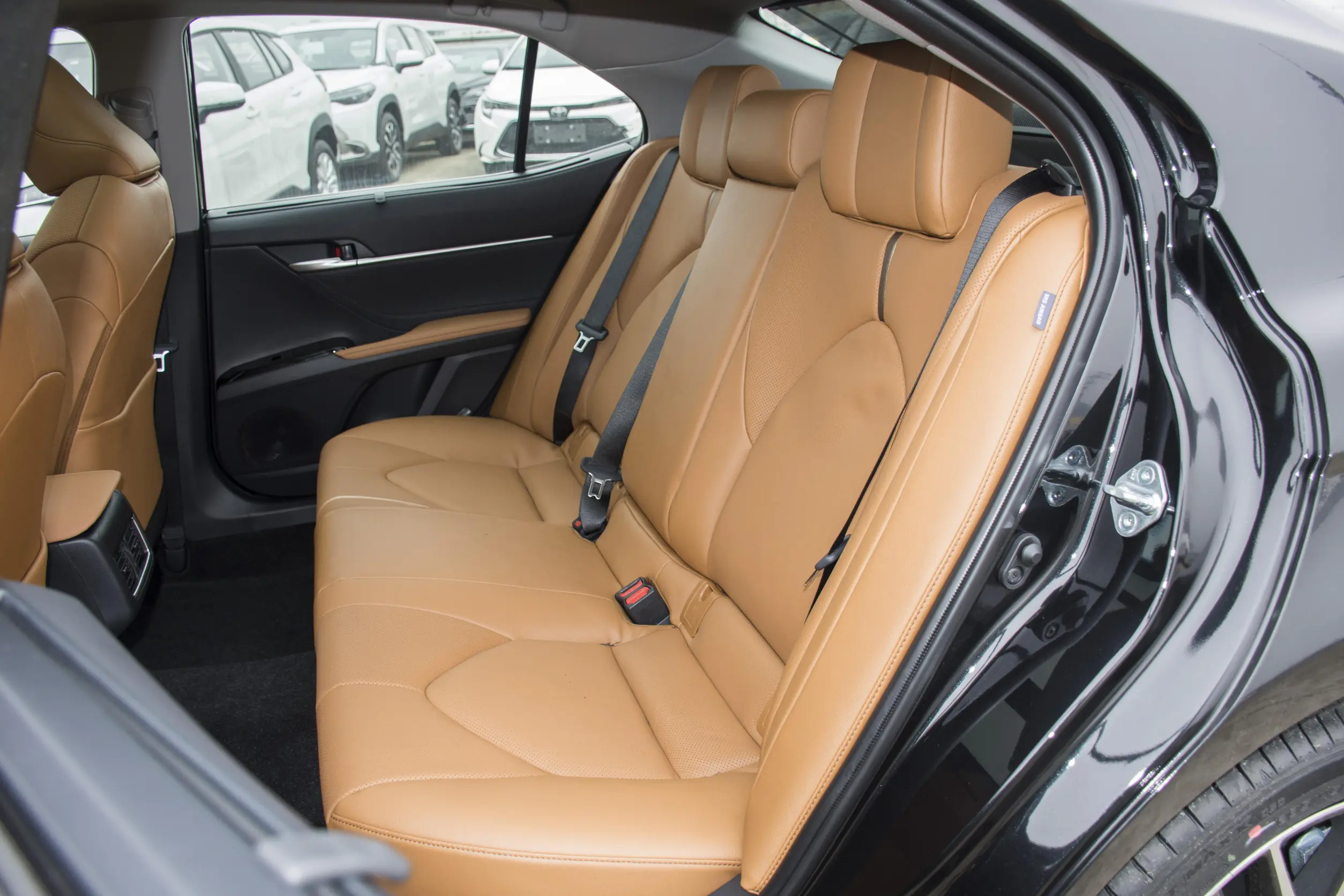 Toyota Camry 2023 space-2