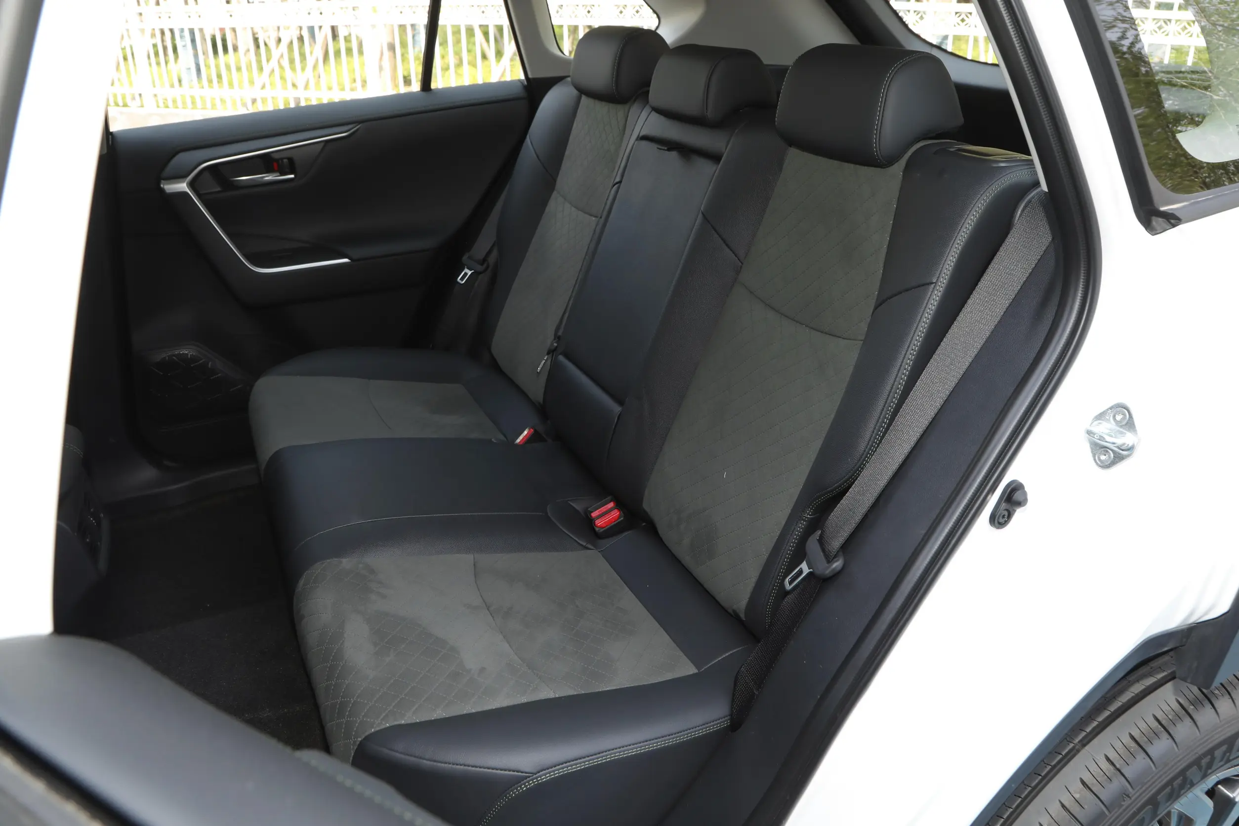 Toyota RAV4 2023 space-2