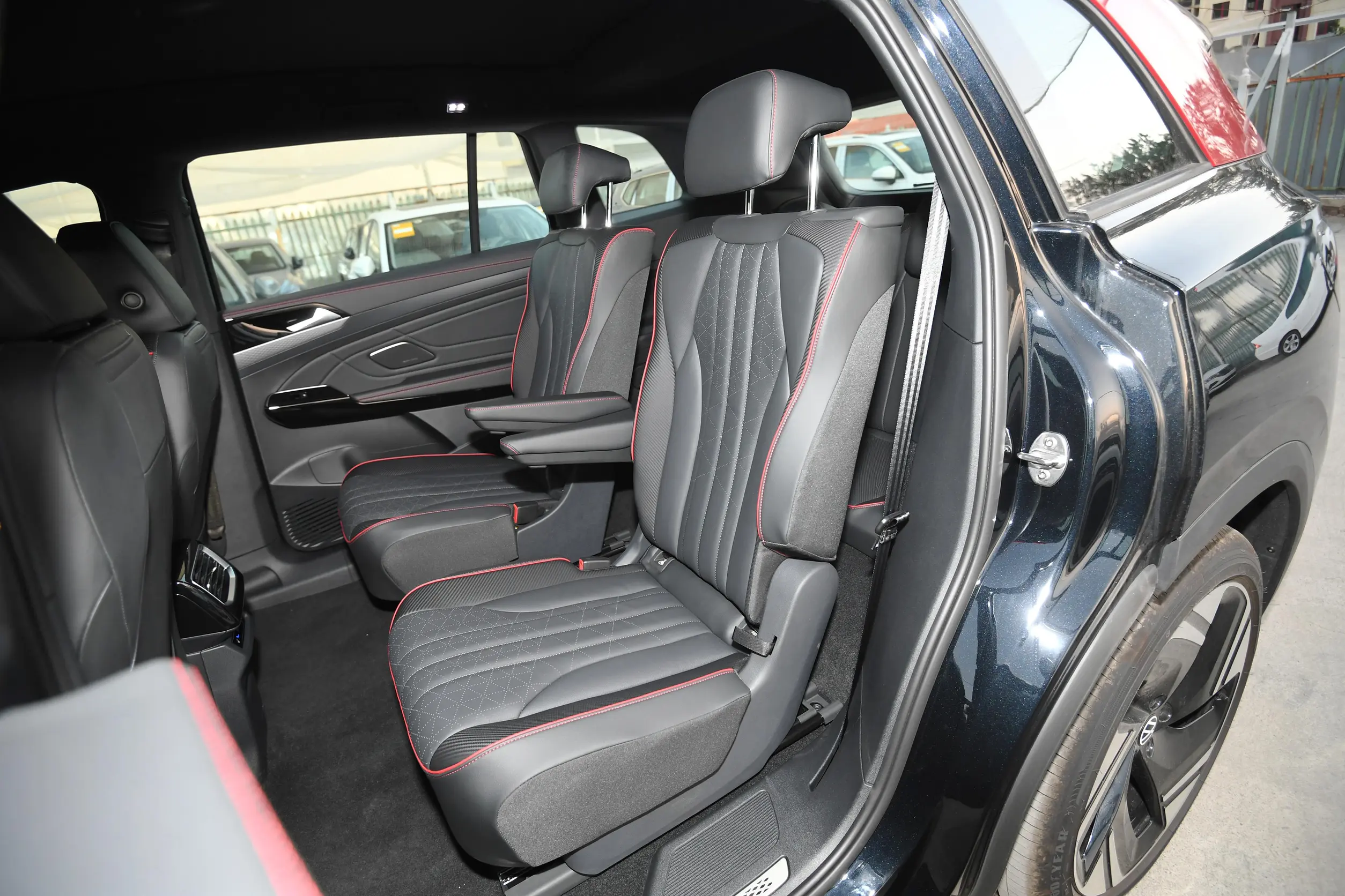 Volkswagen ID.6 X 2023 space-2