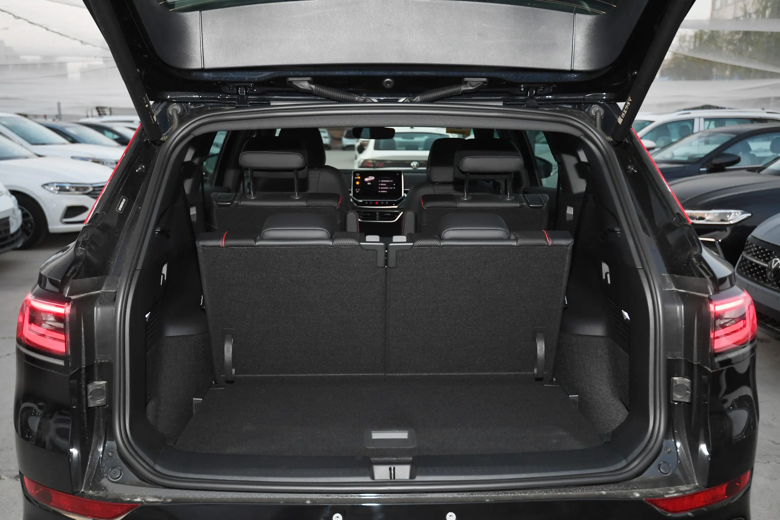 Volkswagen ID.6 X 2023 space-4