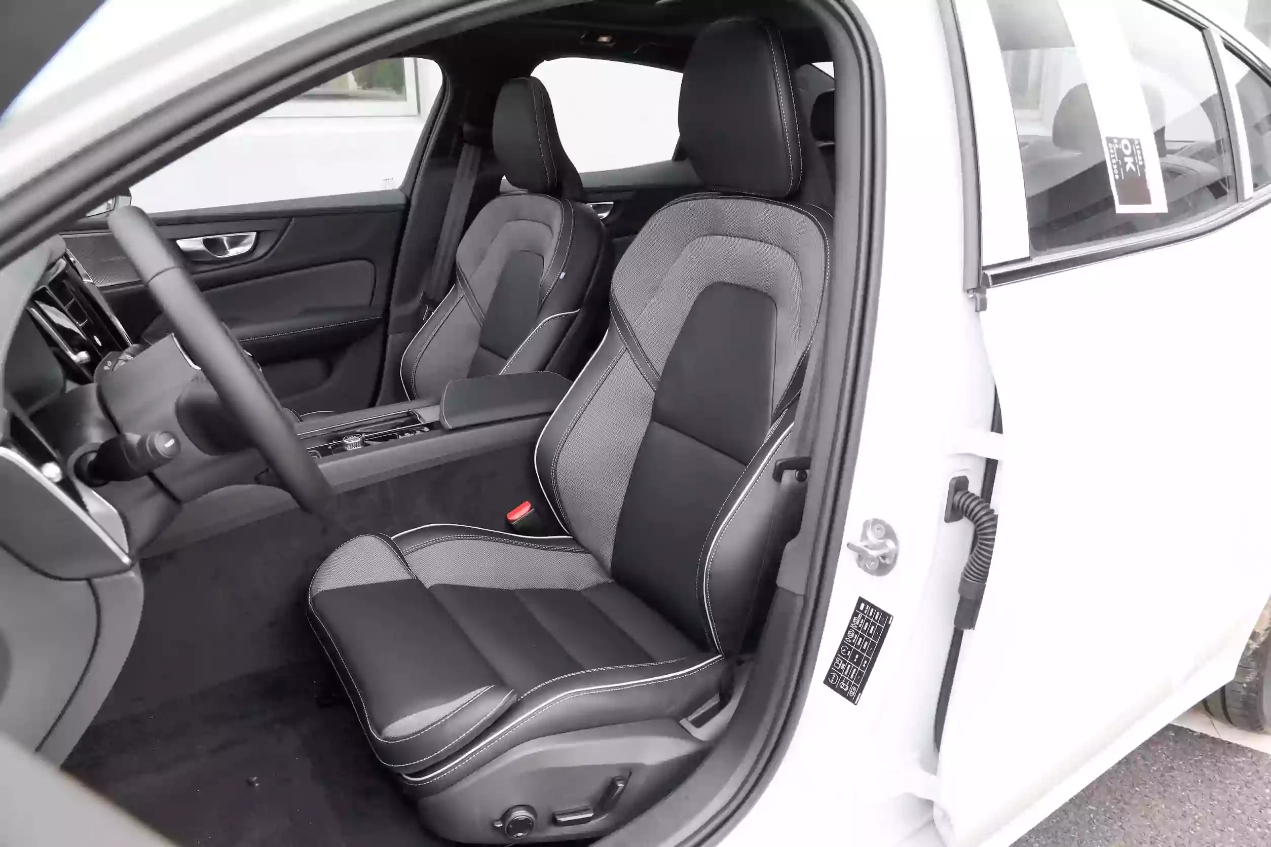 Volvo S60 2024 space-1